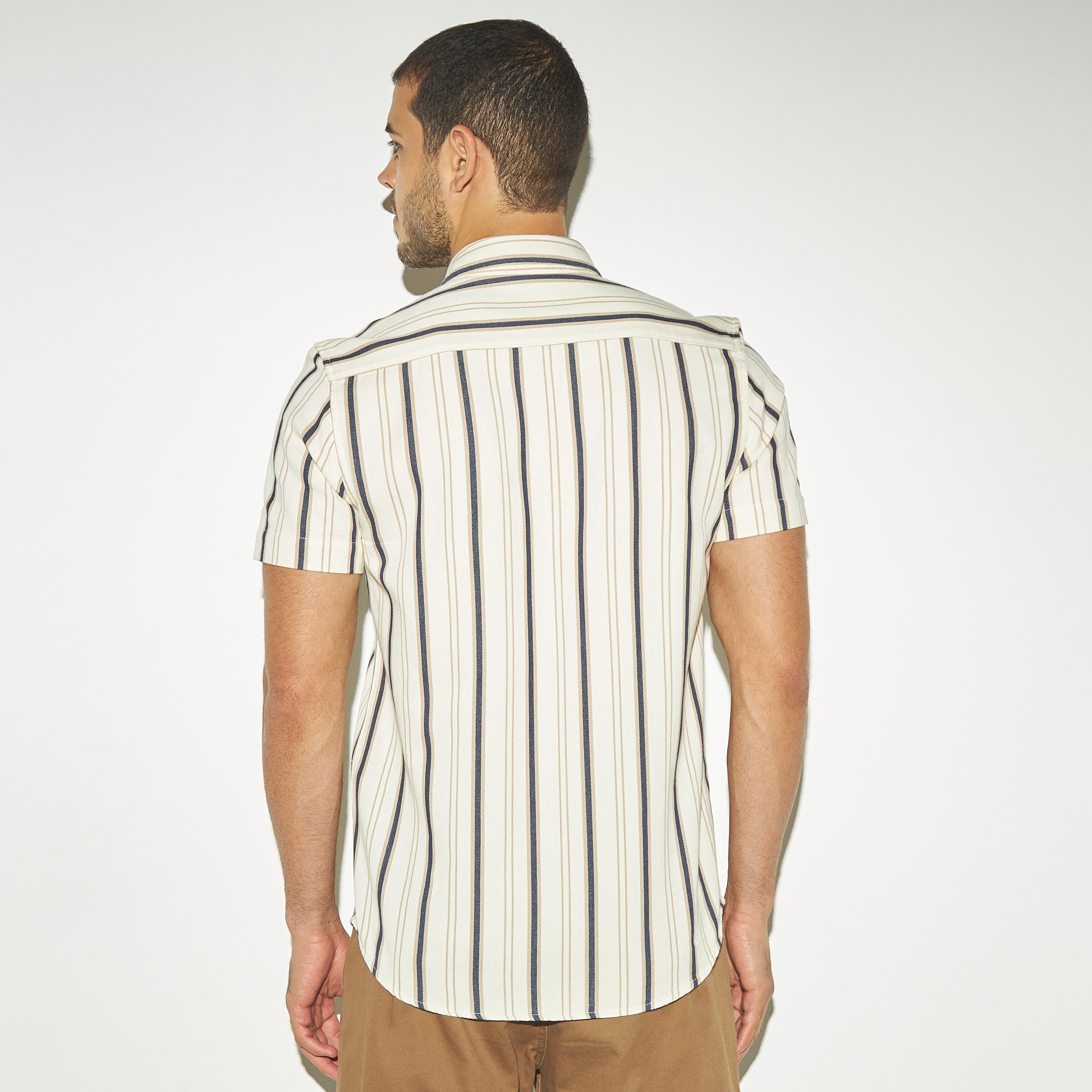 قميص دوبي مخطط بأكمام قصيرة وجيب-men-clothing-shirts-image-3