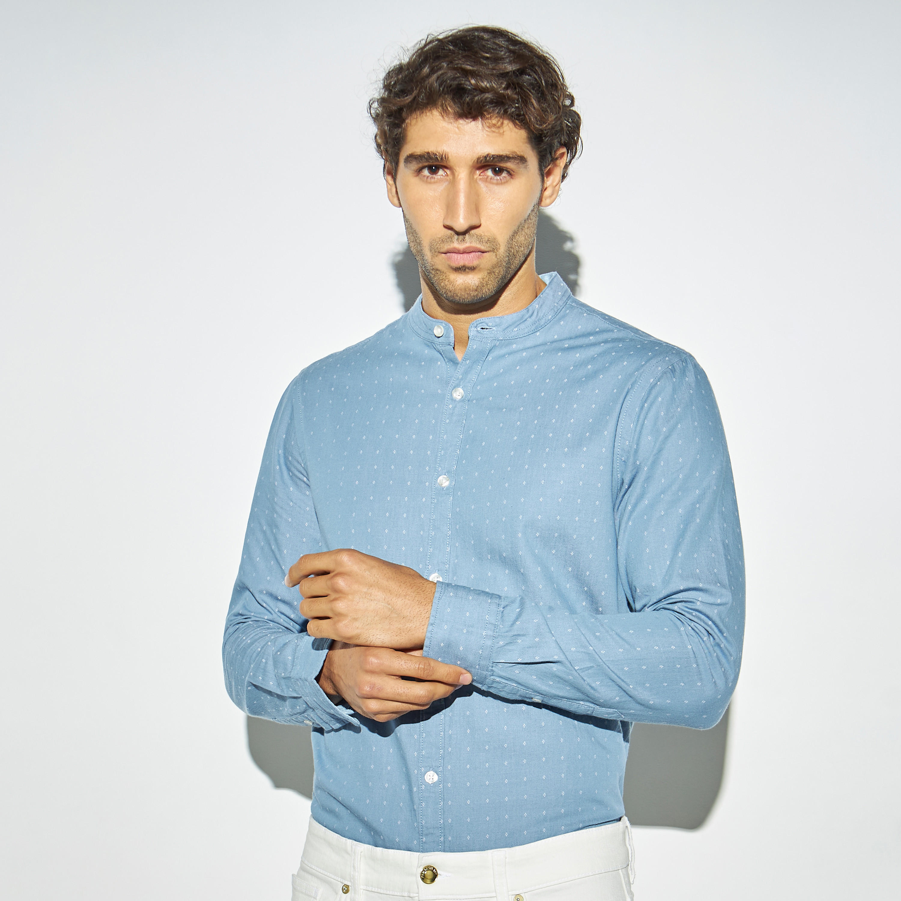 قميص دوبي بياقة ماندارين وأكمام طويلة وطبعات-men-clothing-shirts-image-1