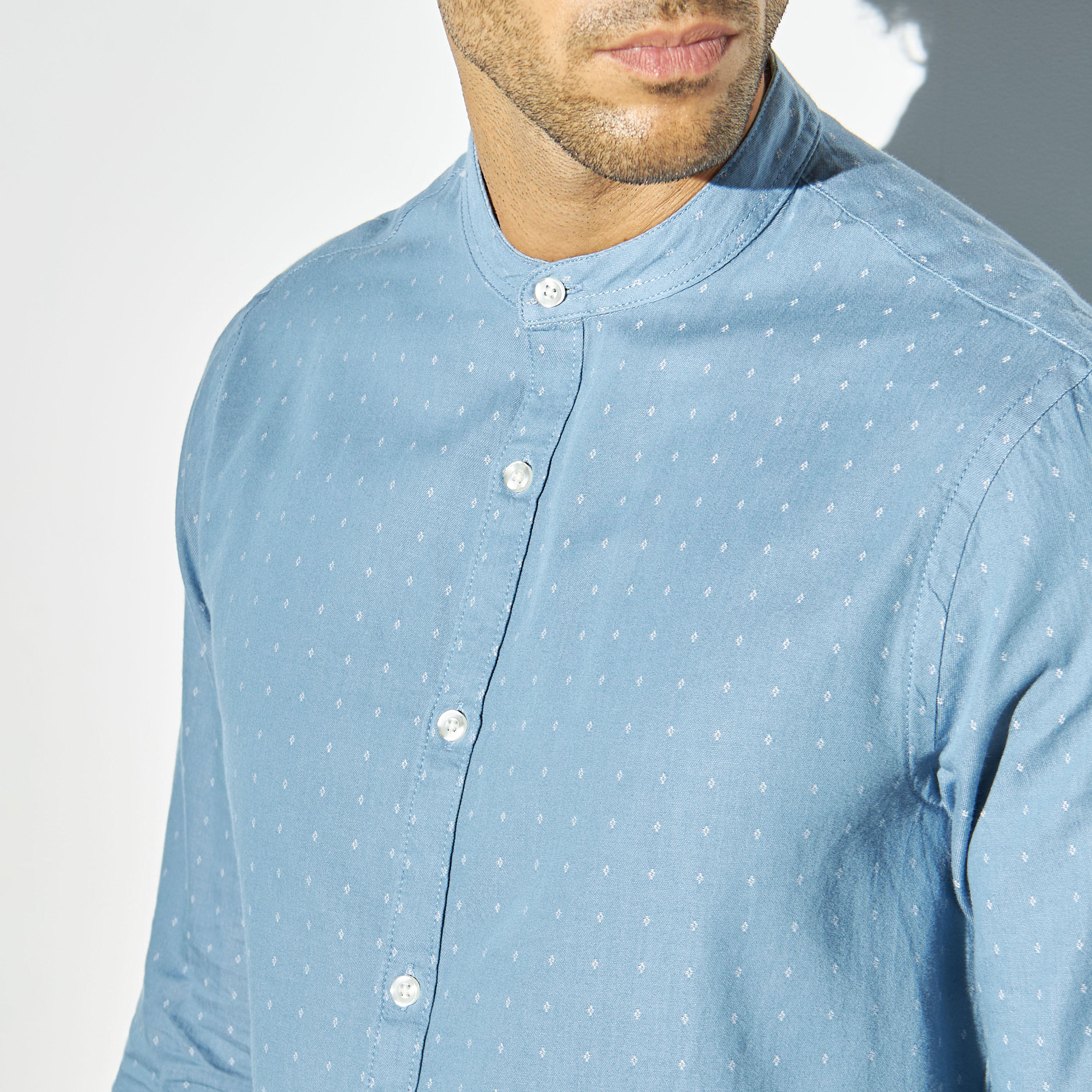 قميص دوبي بياقة ماندارين وأكمام طويلة وطبعات-men-clothing-shirts-image-4