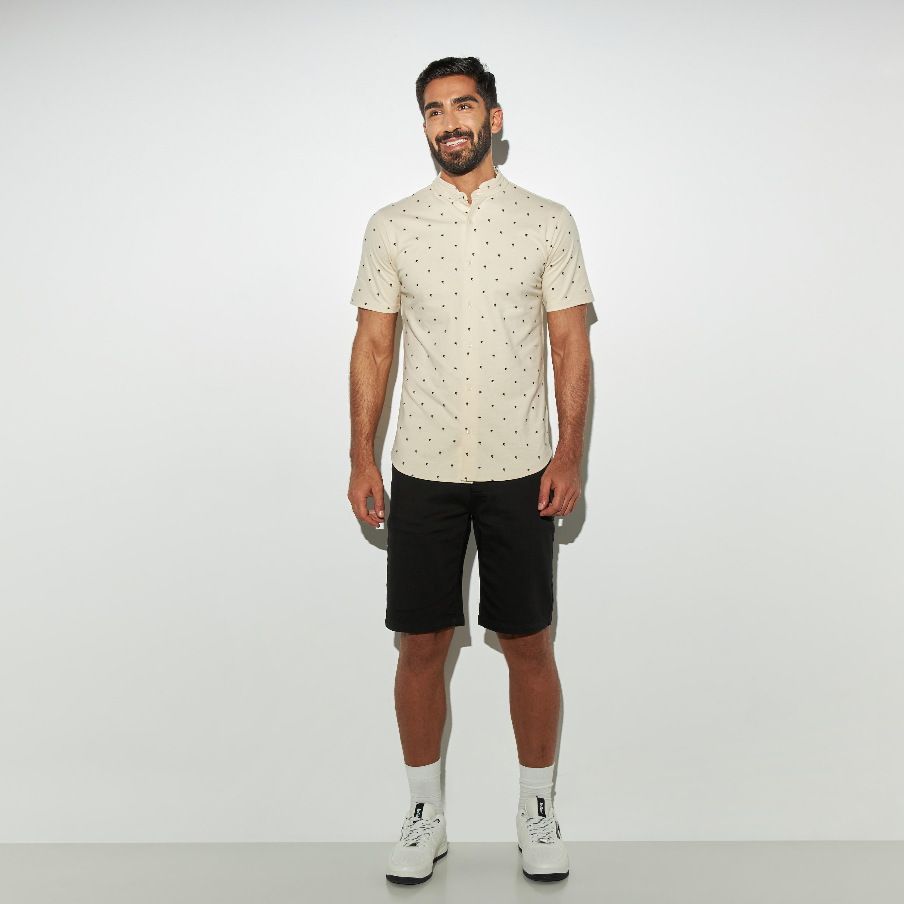 قميص بياقة ماندارين وأكمام قصيرة وطبعات-men-clothing-shirts-image-2