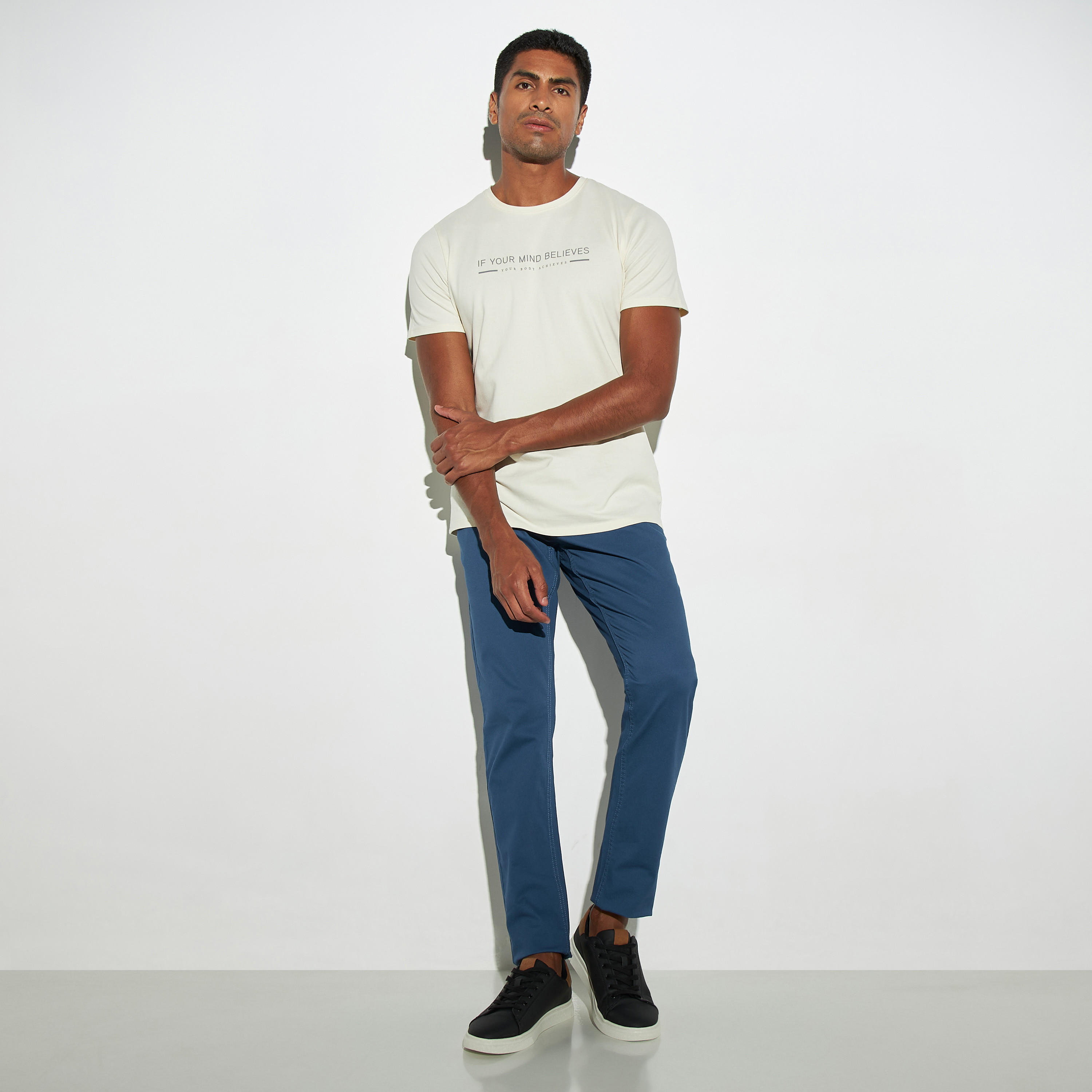 بنطلون شينو بقصّة عادية وجيوب-men-clothing-bottoms-trousersandchinos-chinos-image-2