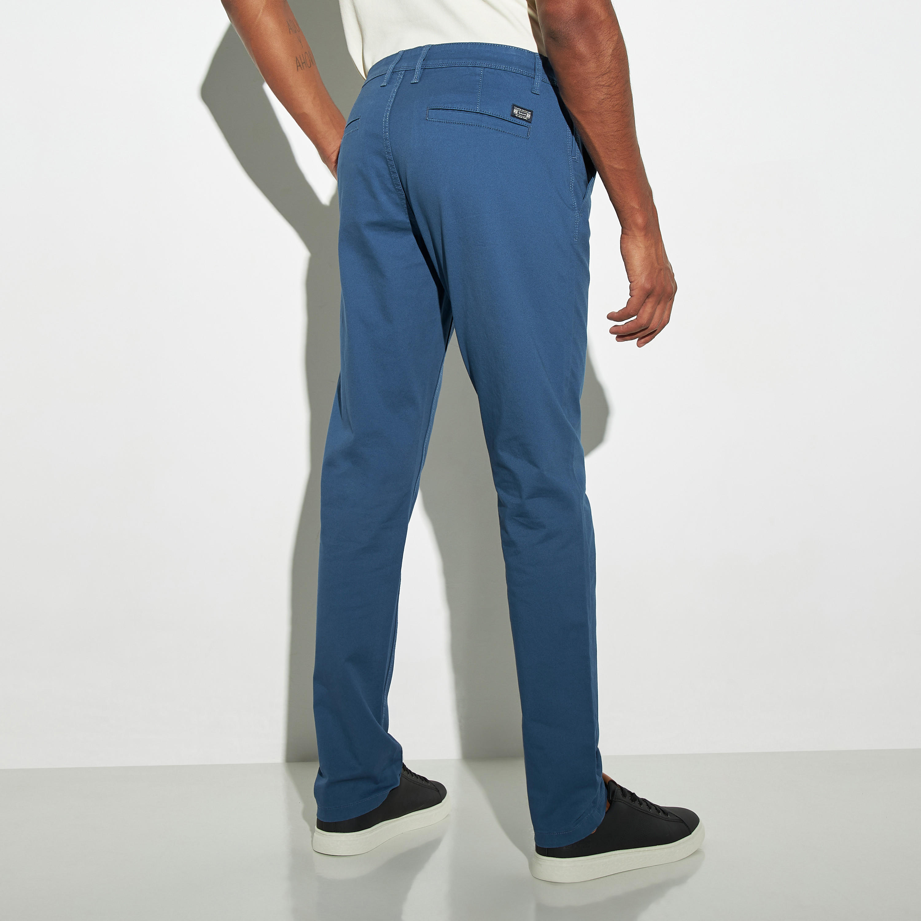 بنطلون شينو بقصّة عادية وجيوب-men-clothing-bottoms-trousersandchinos-chinos-image-3