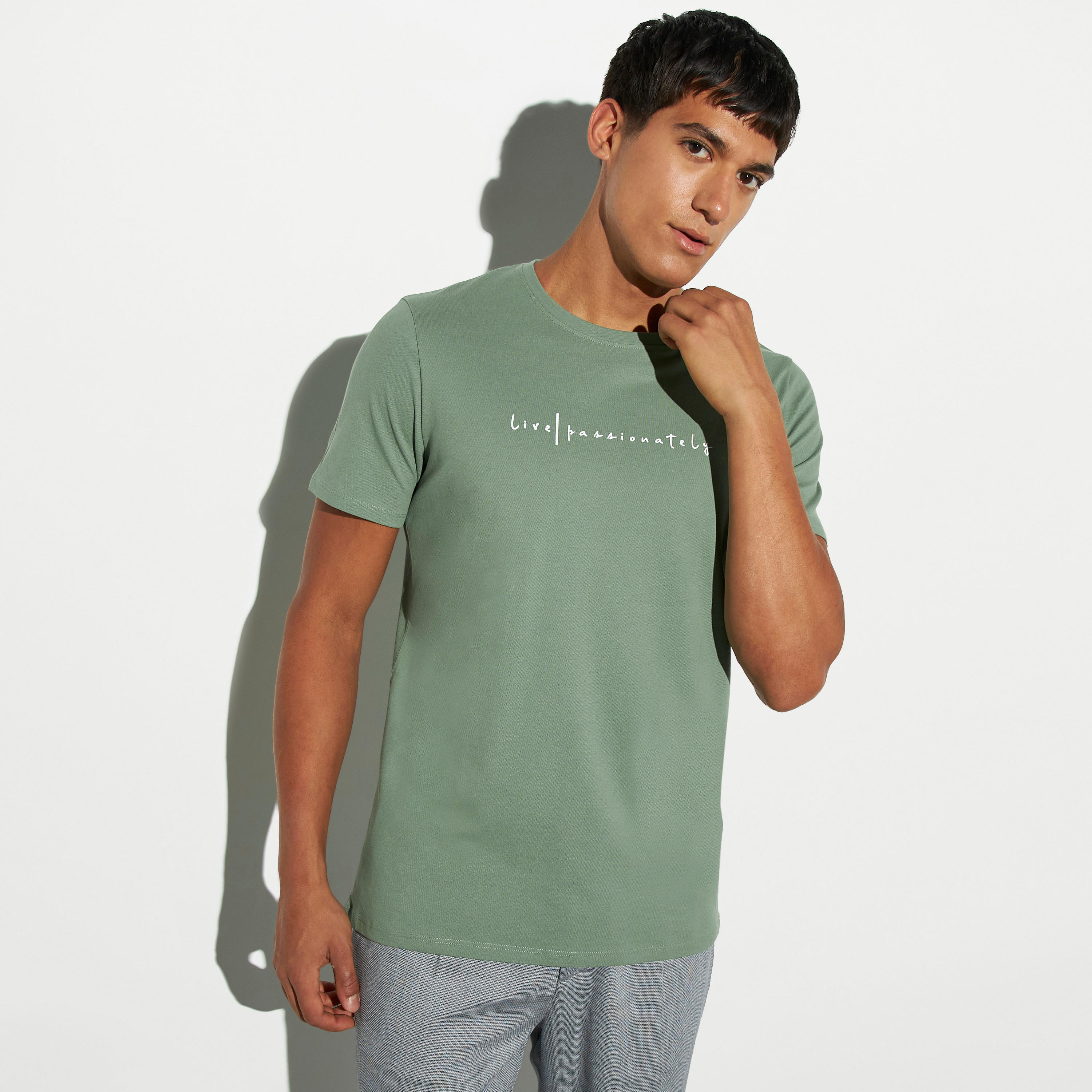 تيشيرت بياقة ضيّقة وأكمام قصيرة وطبعات من آيكونيك-men-clothing-tshirtsandpolos-tshirts-image-1