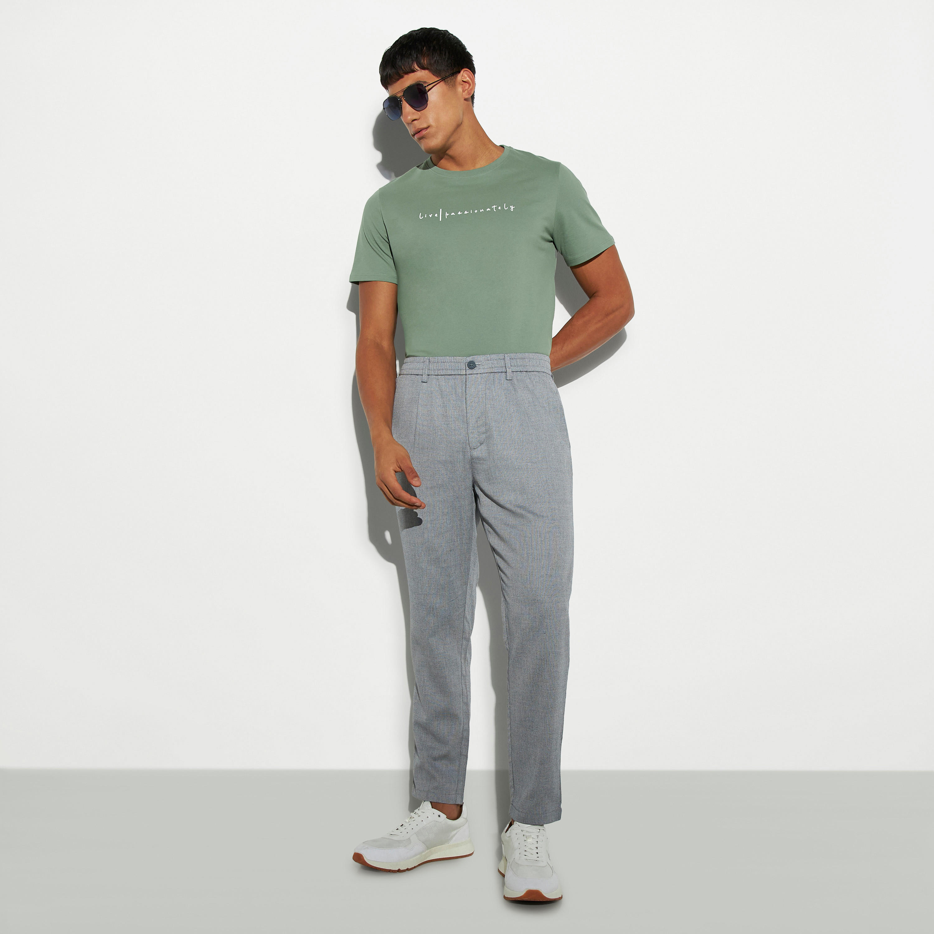 تيشيرت بياقة ضيّقة وأكمام قصيرة وطبعات من آيكونيك-men-clothing-tshirtsandpolos-tshirts-image-2