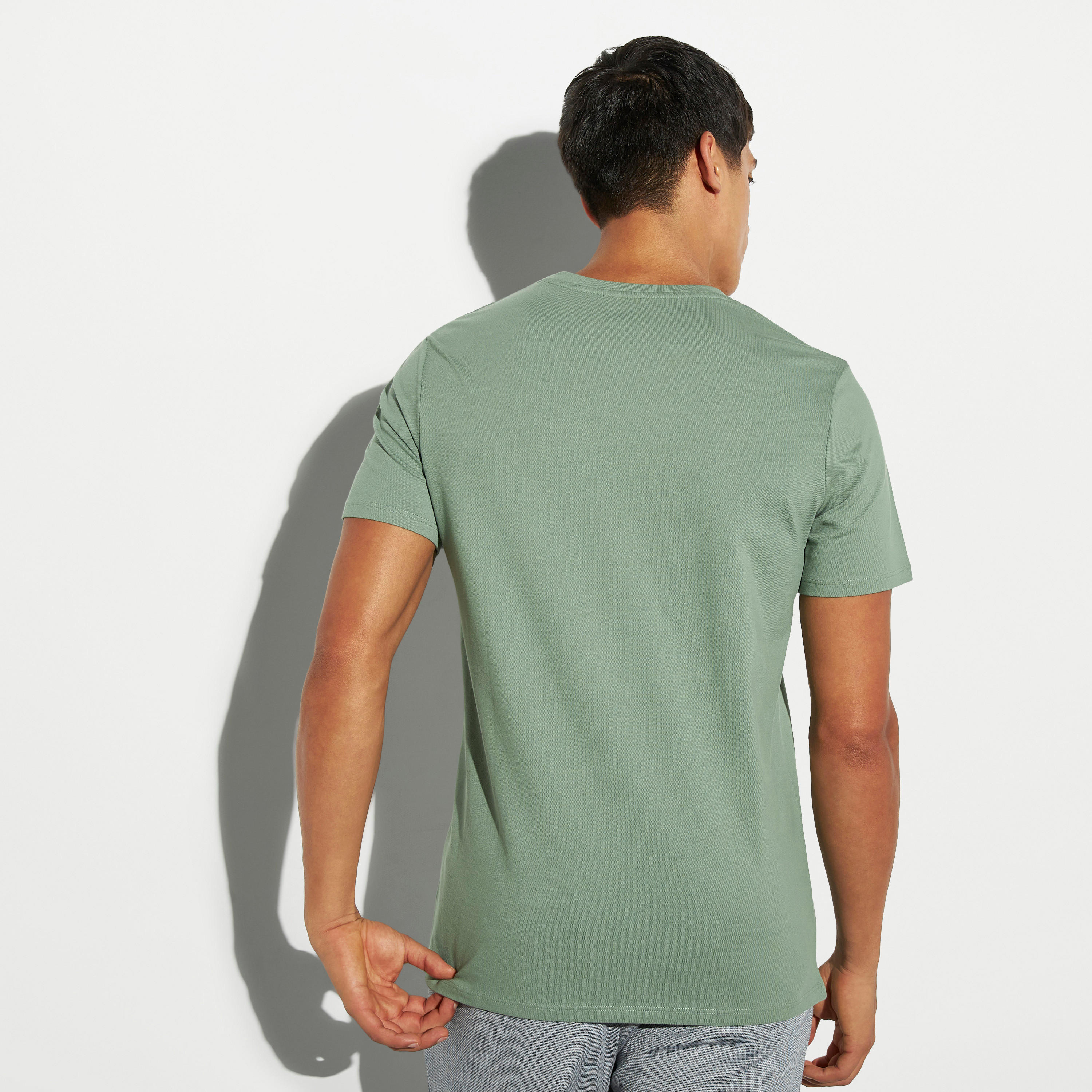 تيشيرت بياقة ضيّقة وأكمام قصيرة وطبعات من آيكونيك-men-clothing-tshirtsandpolos-tshirts-image-3
