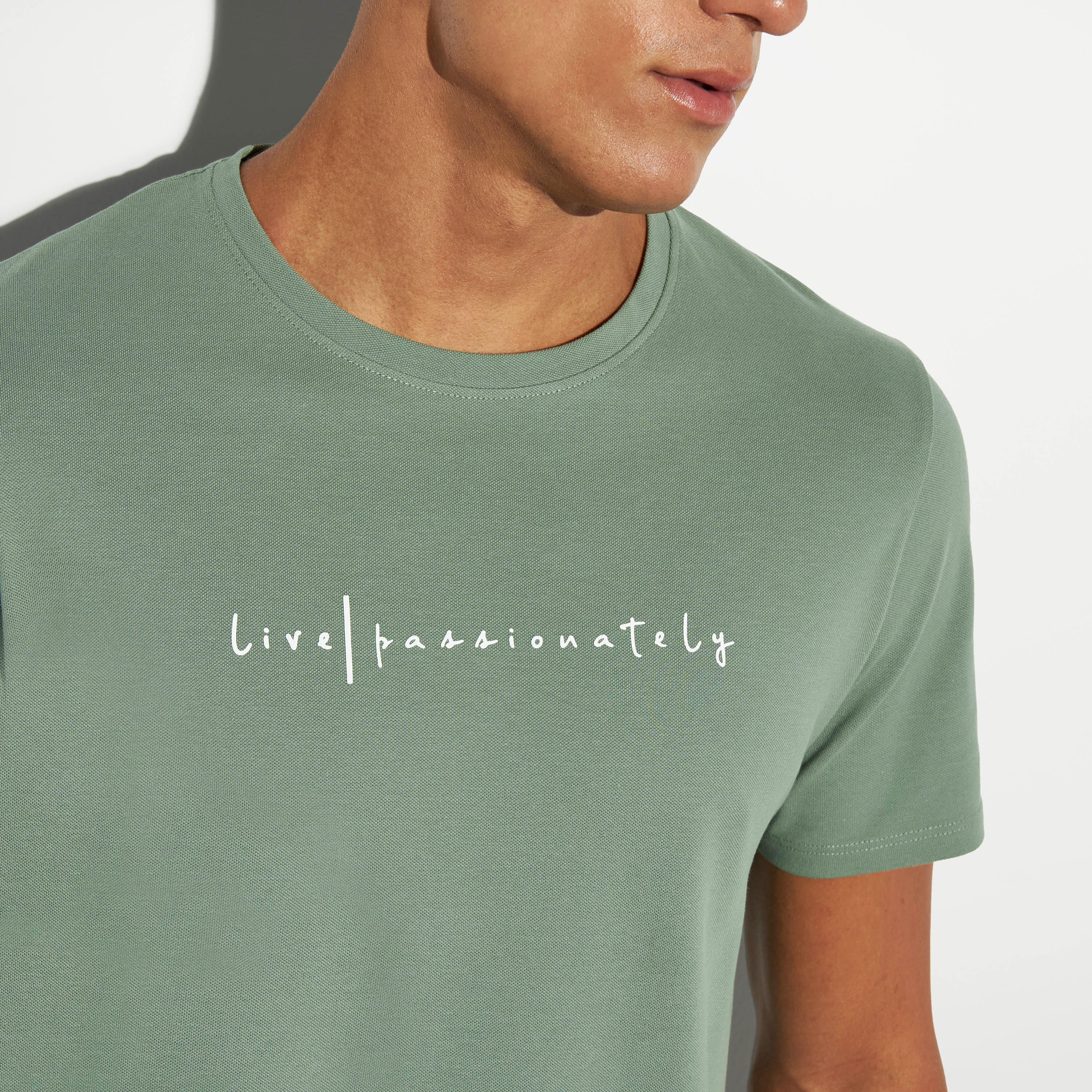 تيشيرت بياقة ضيّقة وأكمام قصيرة وطبعات من آيكونيك-men-clothing-tshirtsandpolos-tshirts-image-4