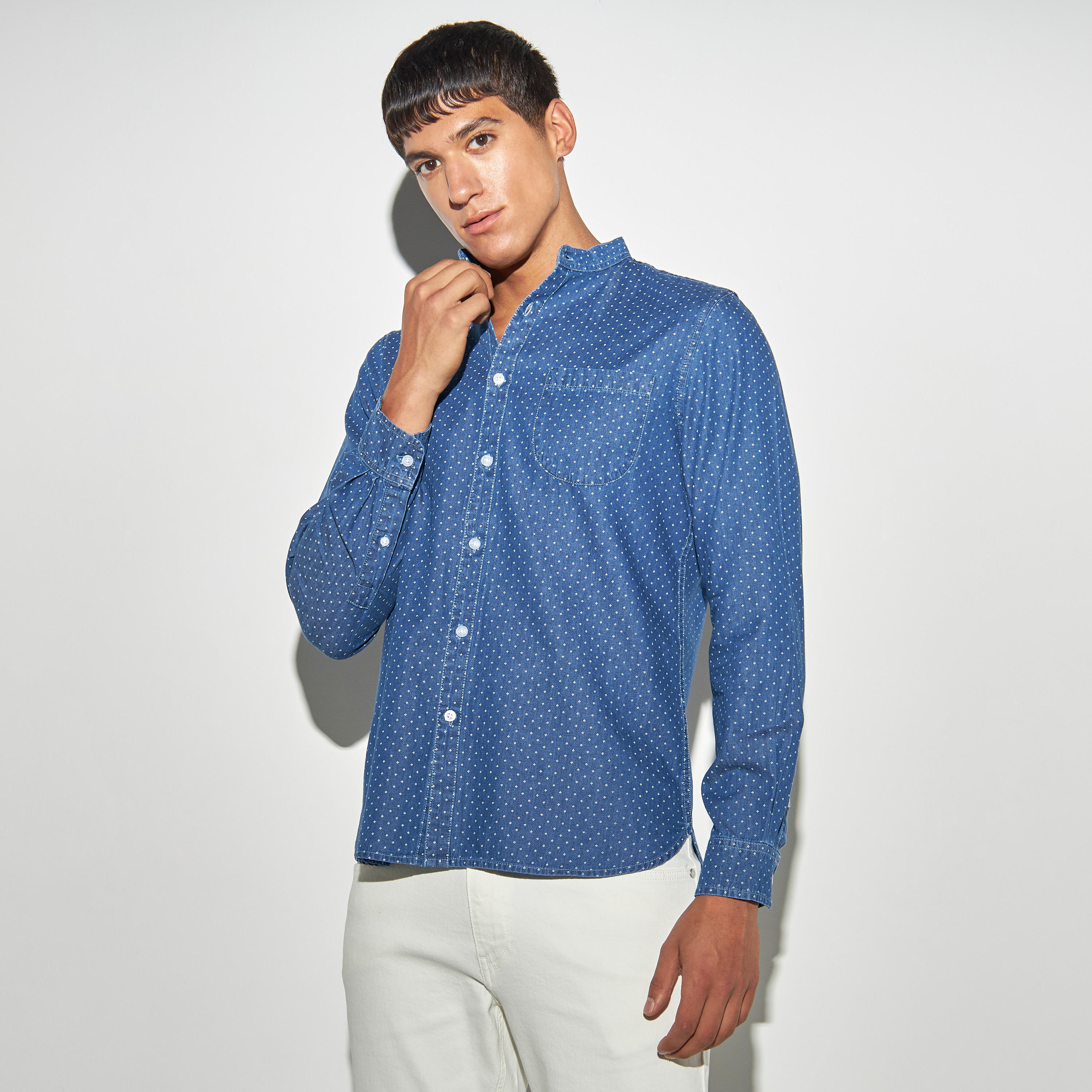 قميص دوبي بياقة ماندارين وأكمام طويلة وجيب وطبعات-men-clothing-shirts-image-1