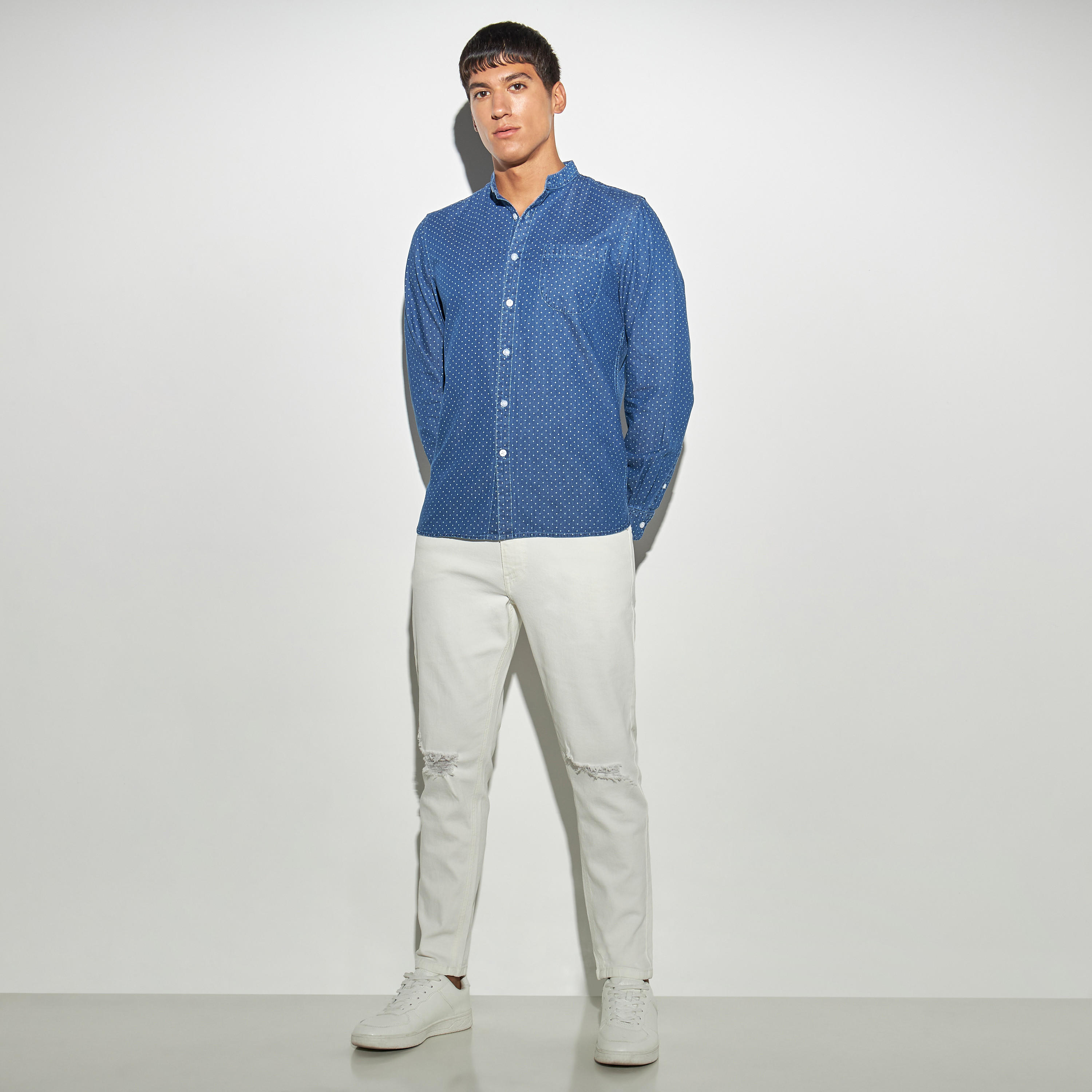 قميص دوبي بياقة ماندارين وأكمام طويلة وجيب وطبعات-men-clothing-shirts-image-2