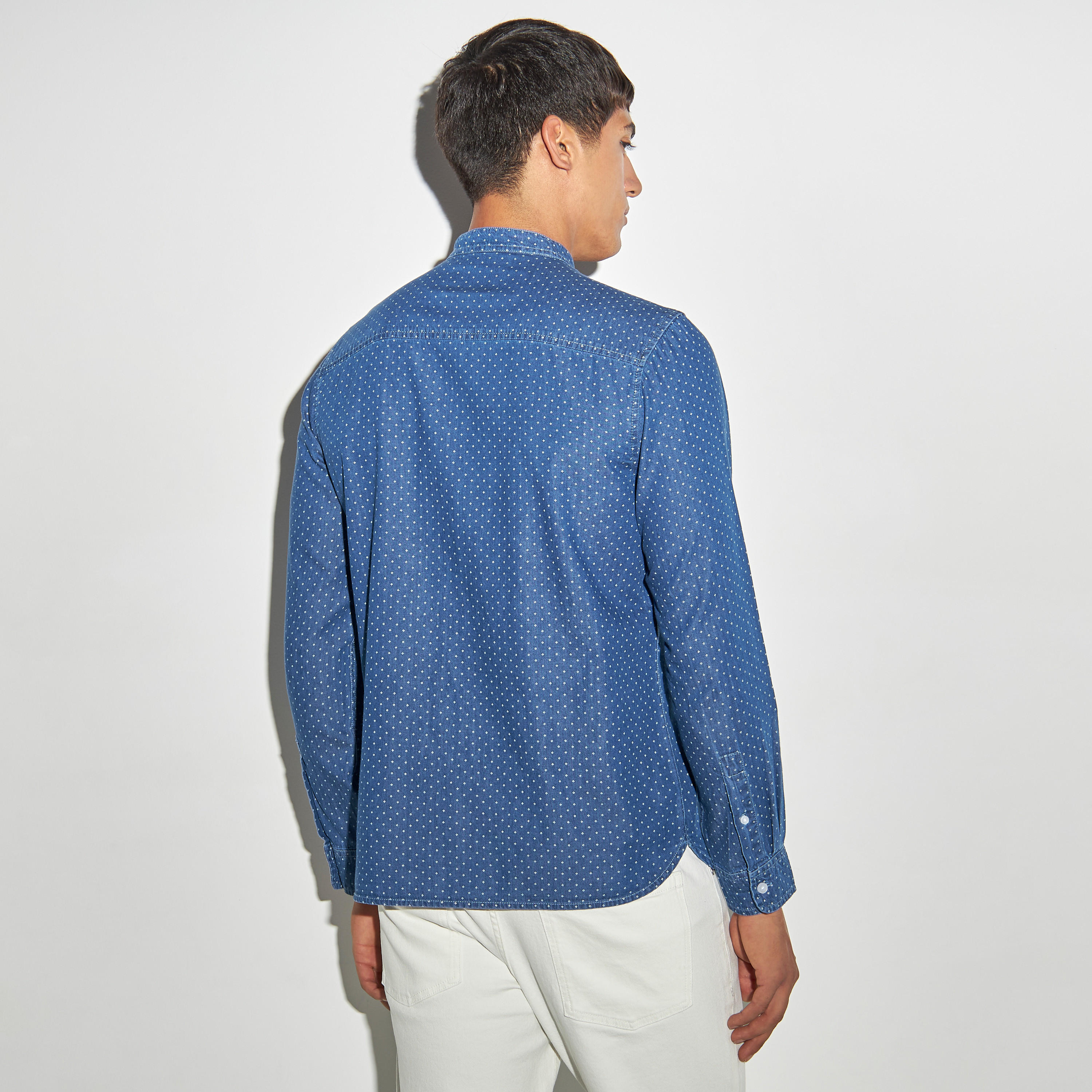 قميص دوبي بياقة ماندارين وأكمام طويلة وجيب وطبعات-men-clothing-shirts-image-3