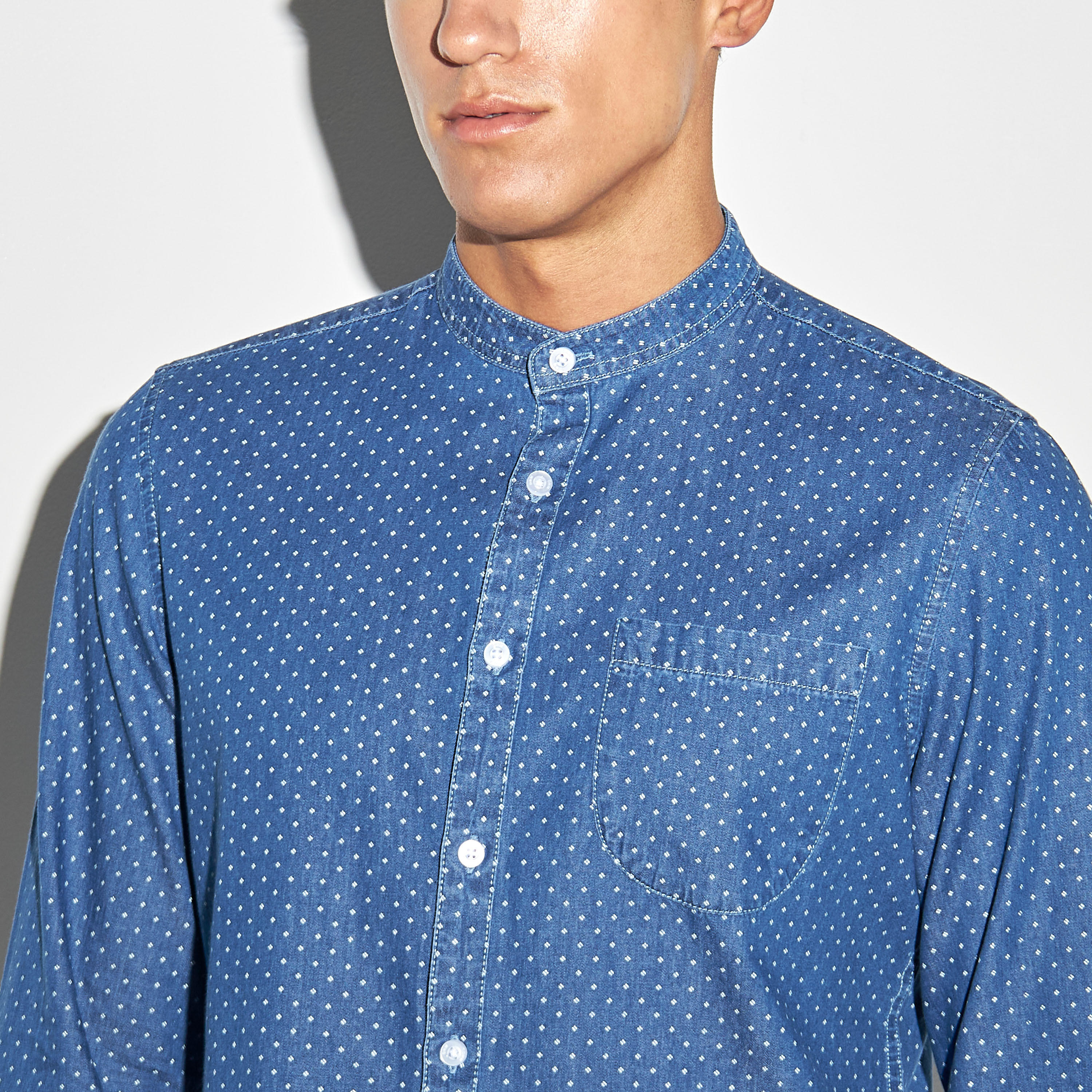 قميص دوبي بياقة ماندارين وأكمام طويلة وجيب وطبعات-men-clothing-shirts-image-4