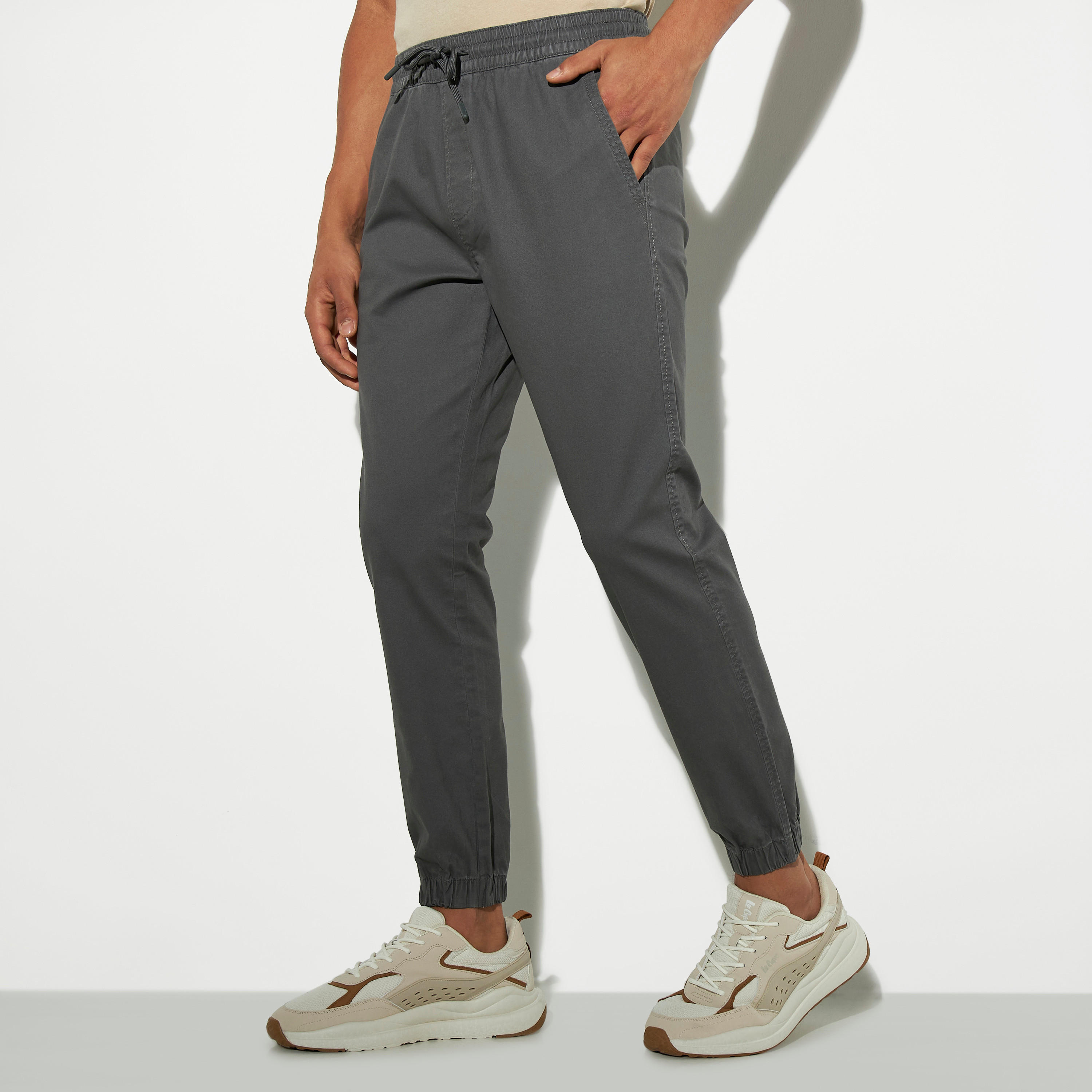 بنطلون رياضي سادة بقصّة مريحة ورباط إغلاق وجيوب-men-clothing-bottoms-joggers-image-4