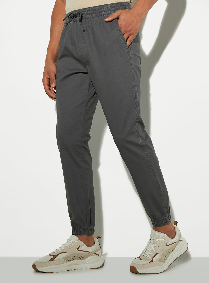 بنطلون رياضي سادة بقصّة مريحة ورباط إغلاق وجيوب-men-clothing-bottoms-joggers-image-4