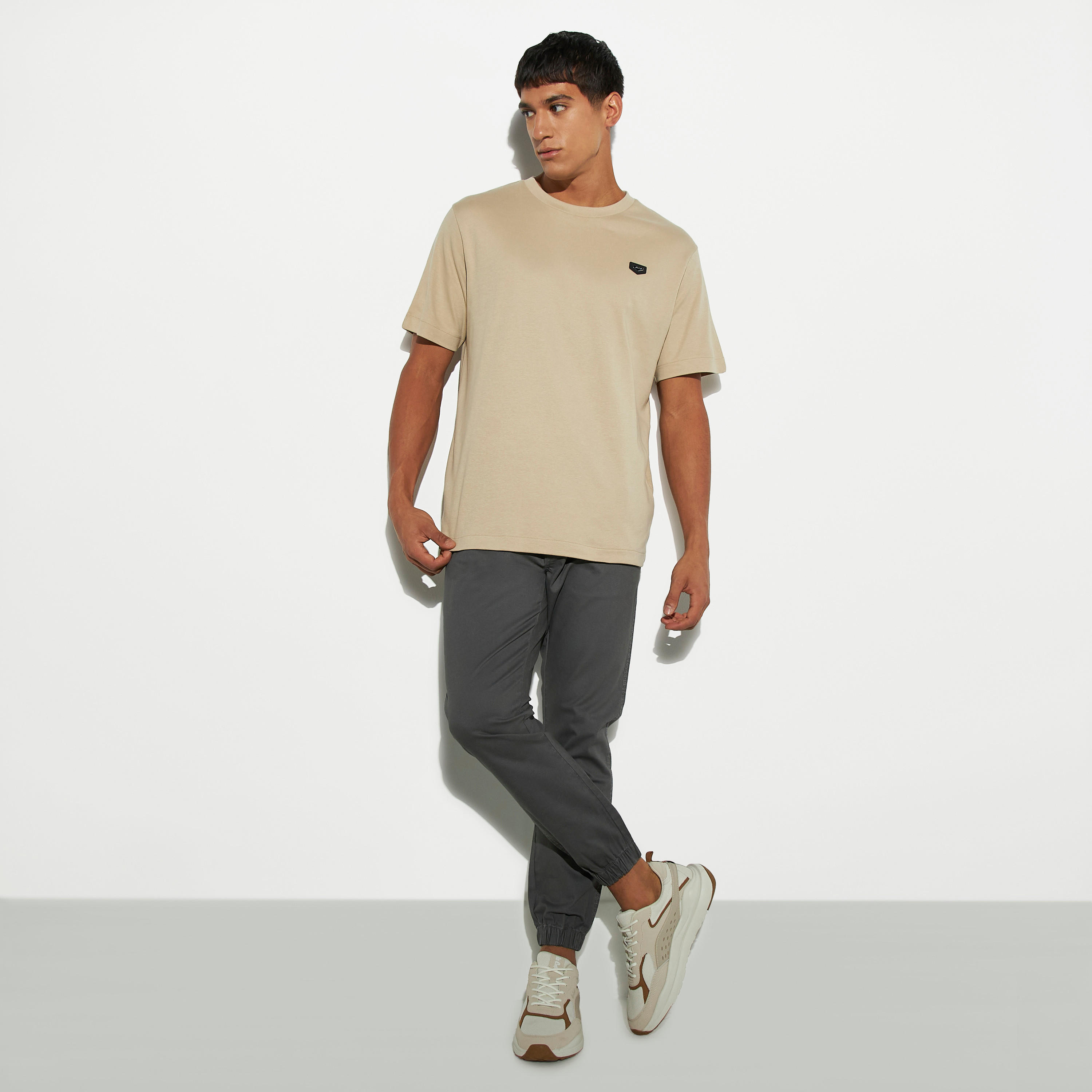 بنطلون رياضي سادة بقصّة مريحة ورباط إغلاق وجيوب-men-clothing-bottoms-joggers-image-3
