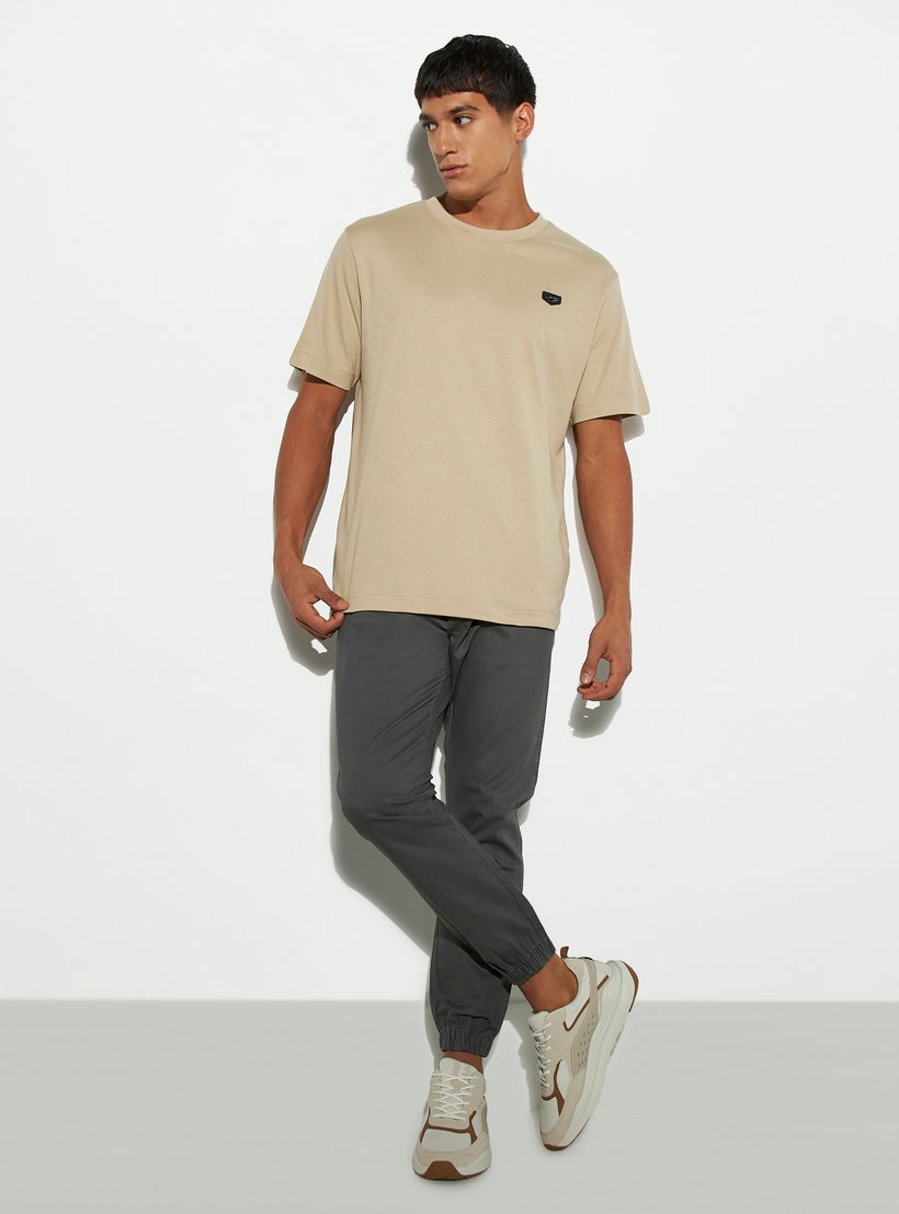 بنطلون رياضي سادة بقصّة مريحة ورباط إغلاق وجيوب-men-clothing-bottoms-joggers-image-3