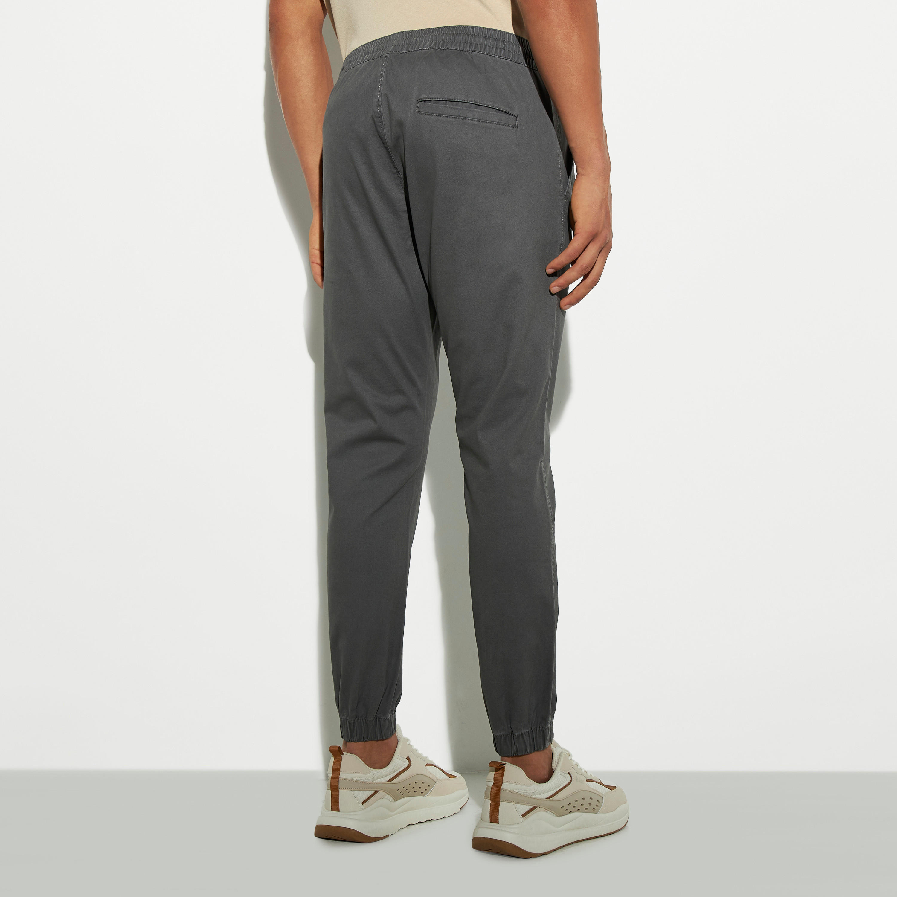 بنطلون رياضي سادة بقصّة مريحة ورباط إغلاق وجيوب-men-clothing-bottoms-joggers-image-2