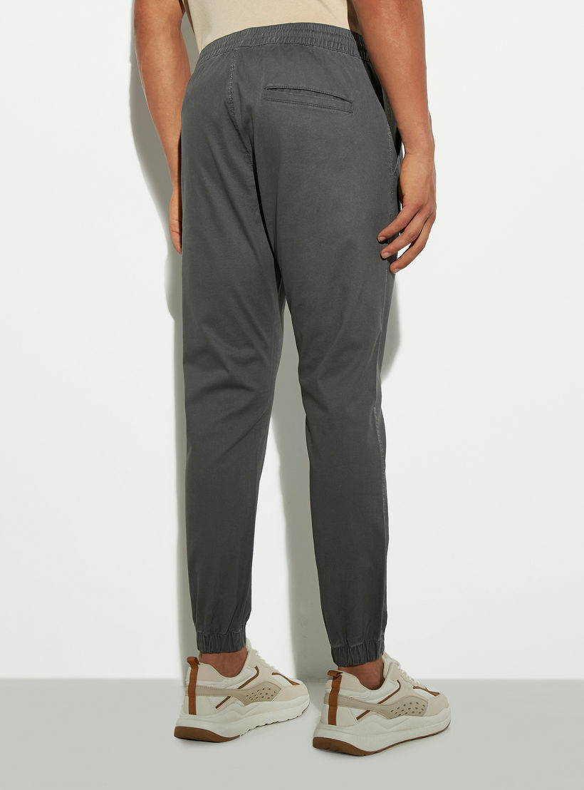 بنطلون رياضي سادة بقصّة مريحة ورباط إغلاق وجيوب-men-clothing-bottoms-joggers-image-2
