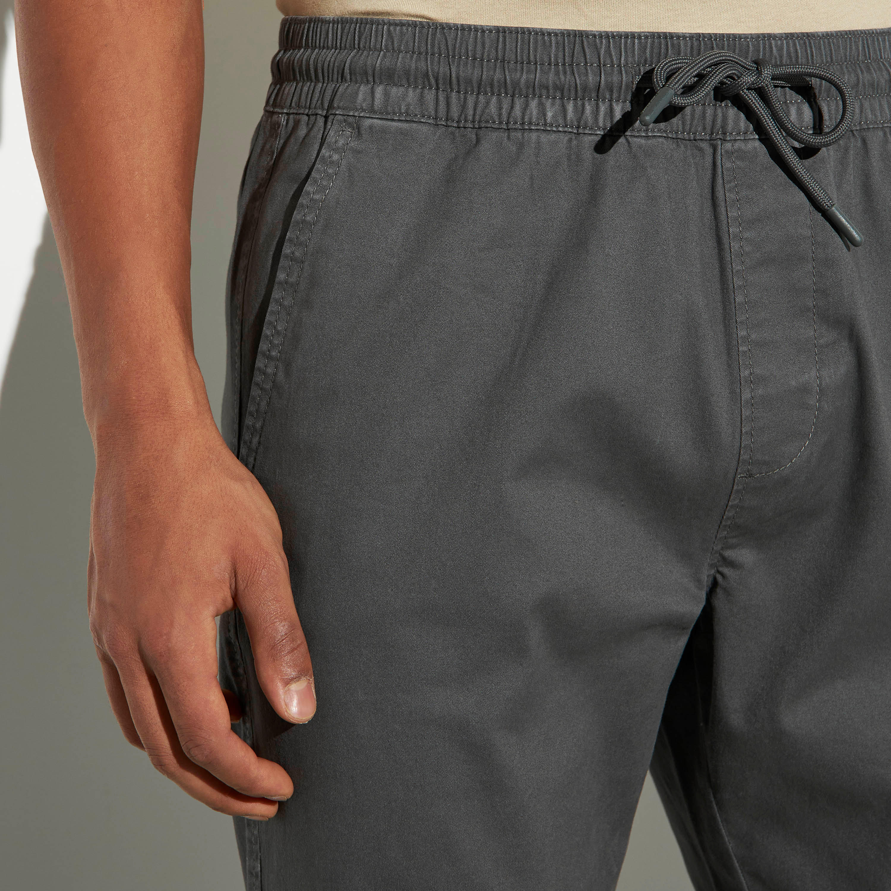 بنطلون رياضي سادة بقصّة مريحة ورباط إغلاق وجيوب-men-clothing-bottoms-joggers-image-1