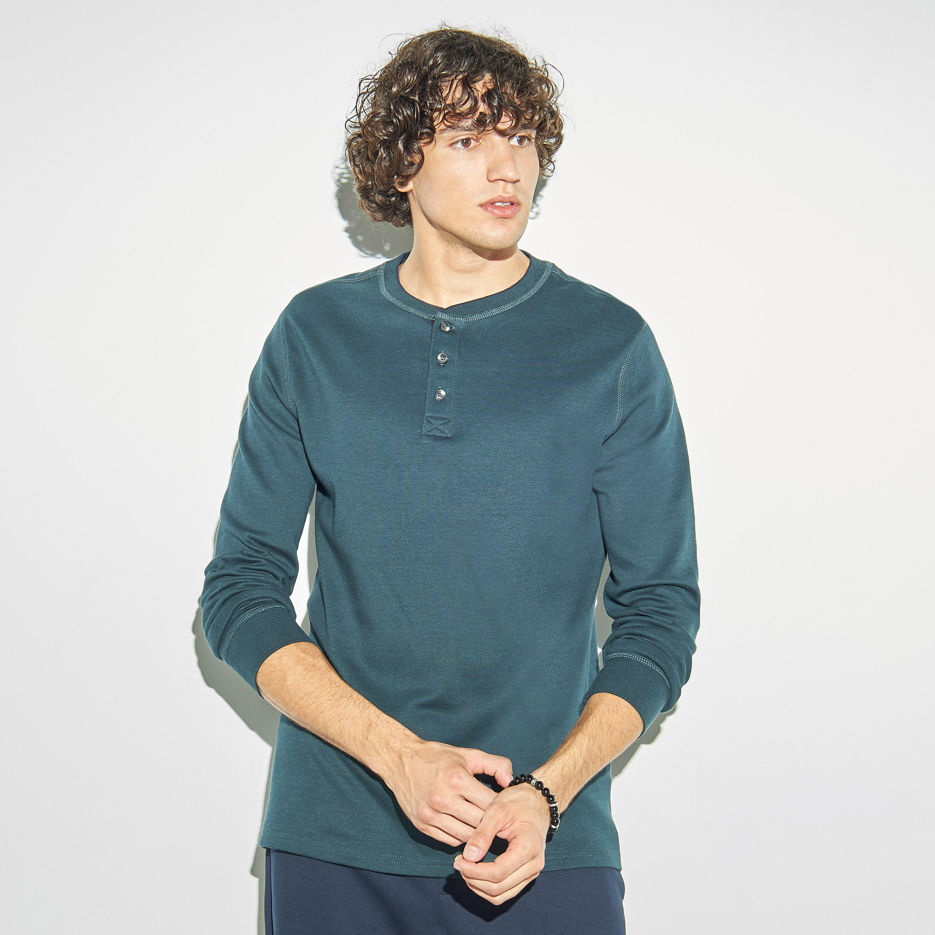 سويت شيرت بأكمام طويلة وياقة هينلي-men-winterwear-hoodiesandsweatshirts-image-1
