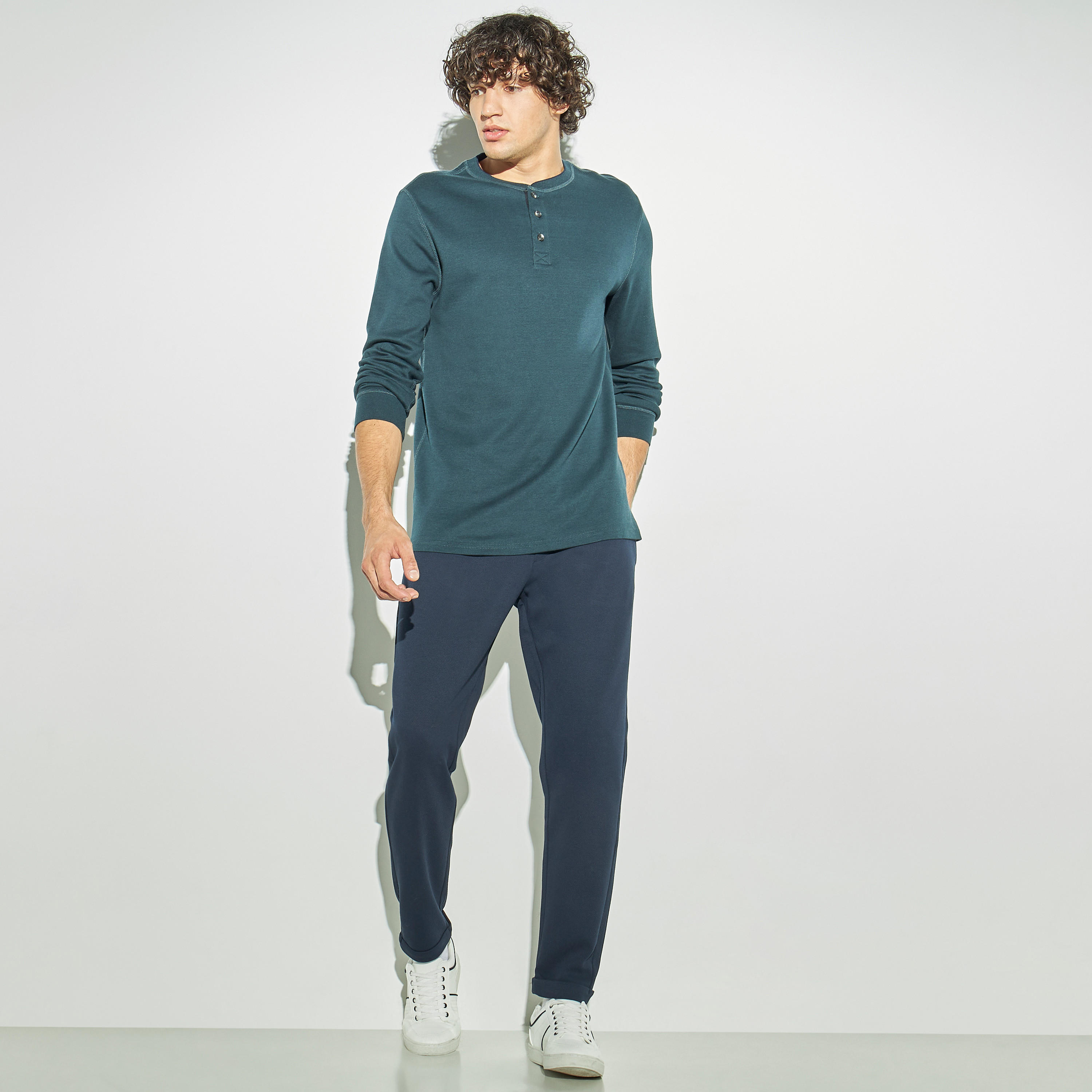 سويت شيرت بأكمام طويلة وياقة هينلي-men-winterwear-hoodiesandsweatshirts-image-2