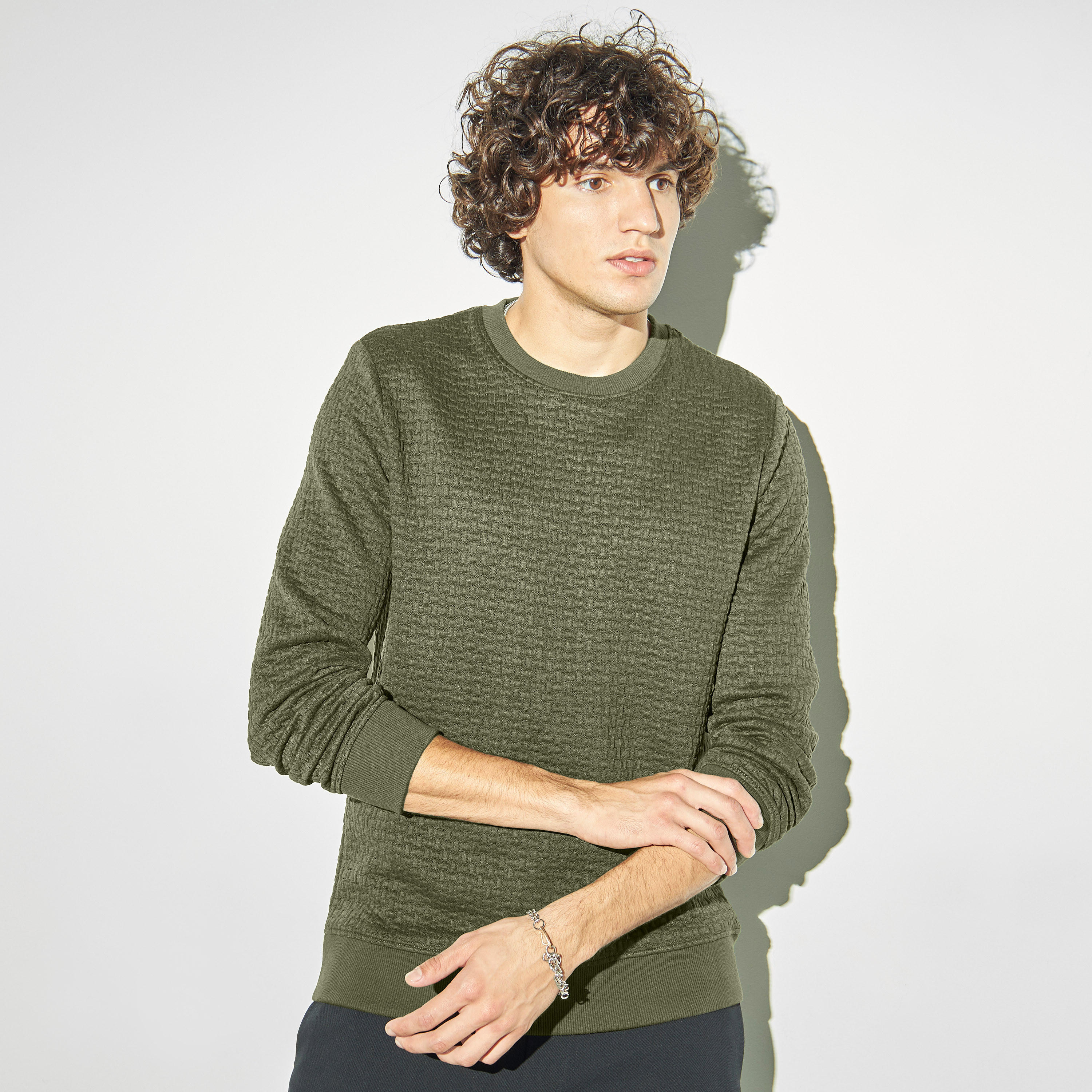 سويت شيرت بارز الملمس بياقة ضيّقة وأكمام طويلة-men-winterwear-hoodiesandsweatshirts-image-1