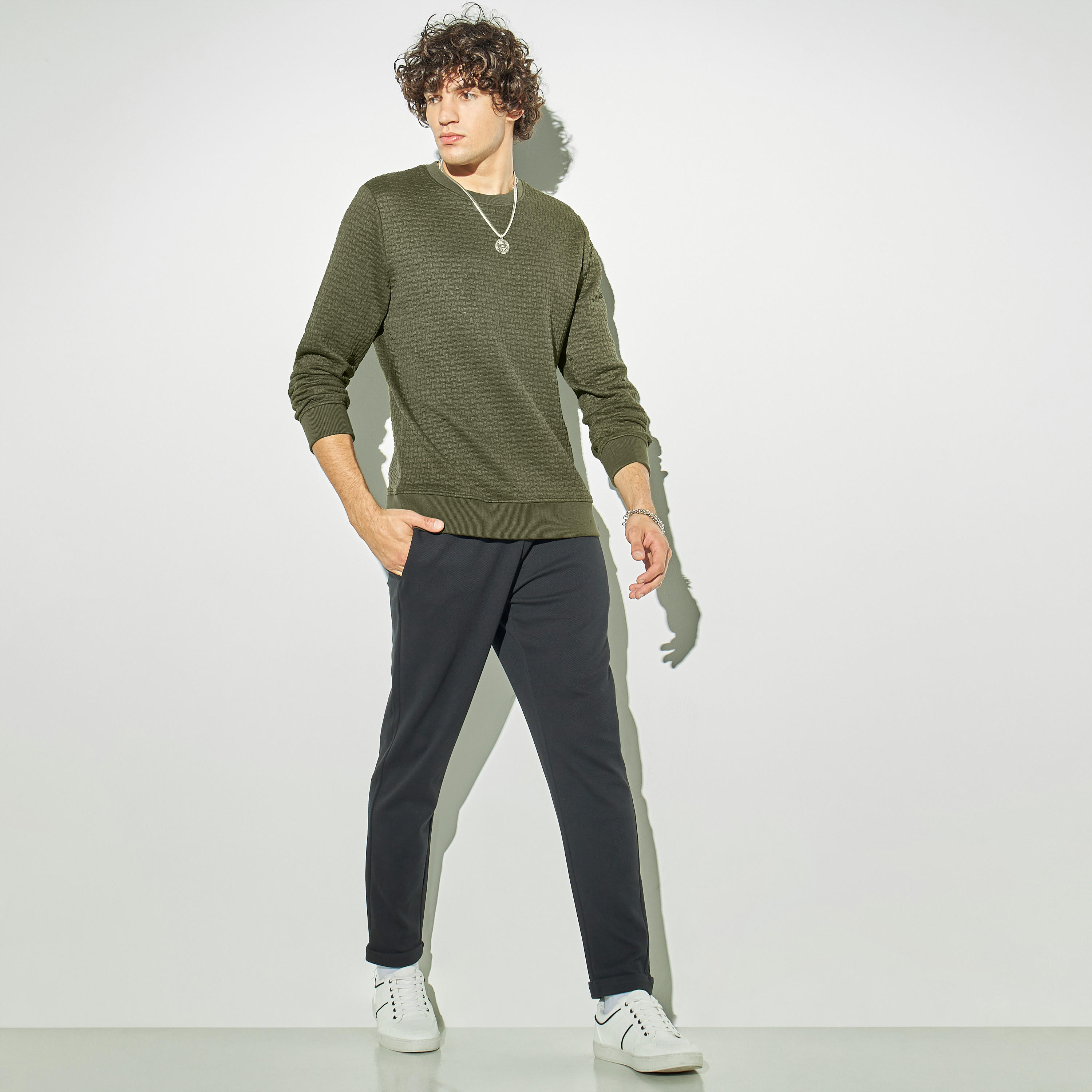 سويت شيرت بارز الملمس بياقة ضيّقة وأكمام طويلة-men-winterwear-hoodiesandsweatshirts-image-2