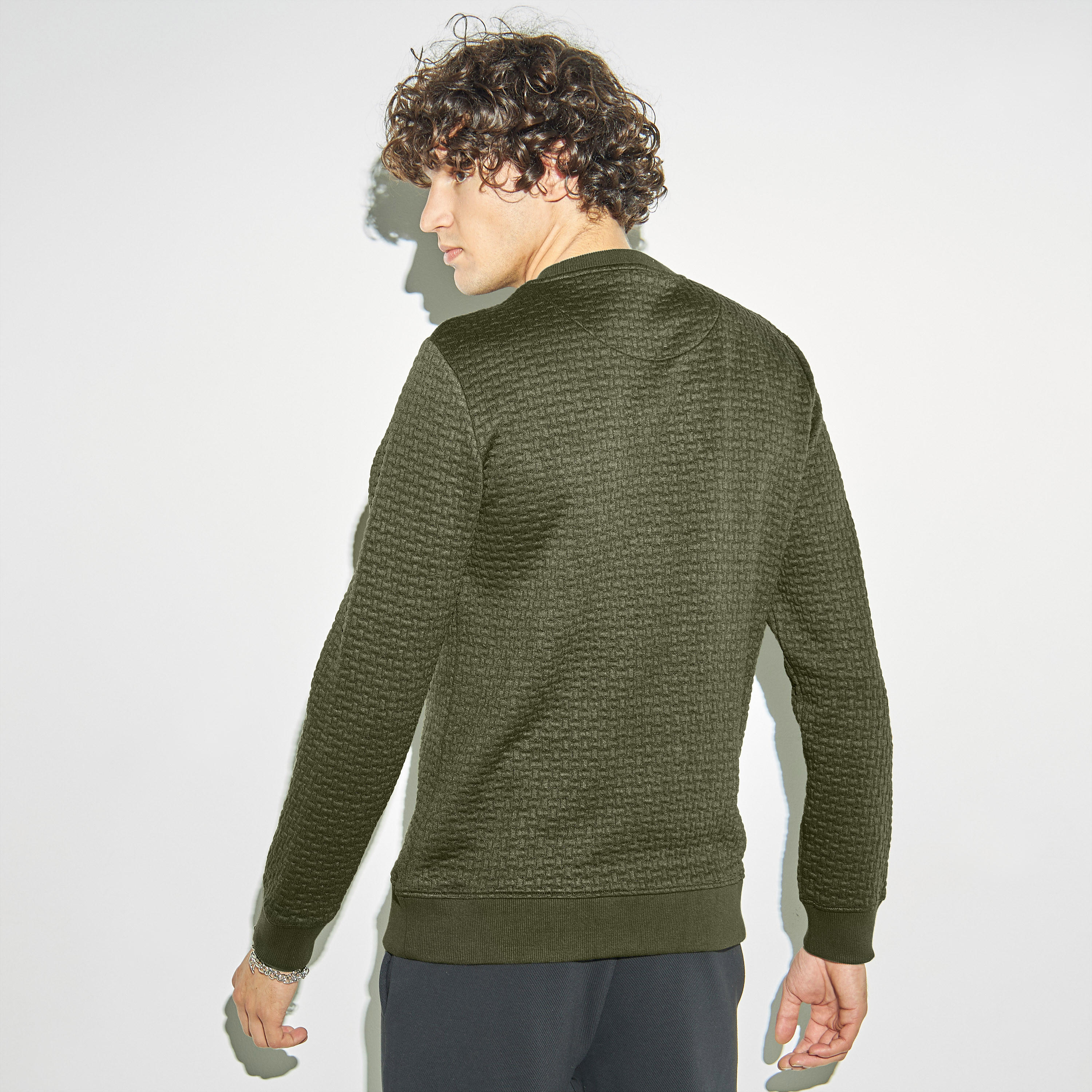 سويت شيرت بارز الملمس بياقة ضيّقة وأكمام طويلة-men-winterwear-hoodiesandsweatshirts-image-3