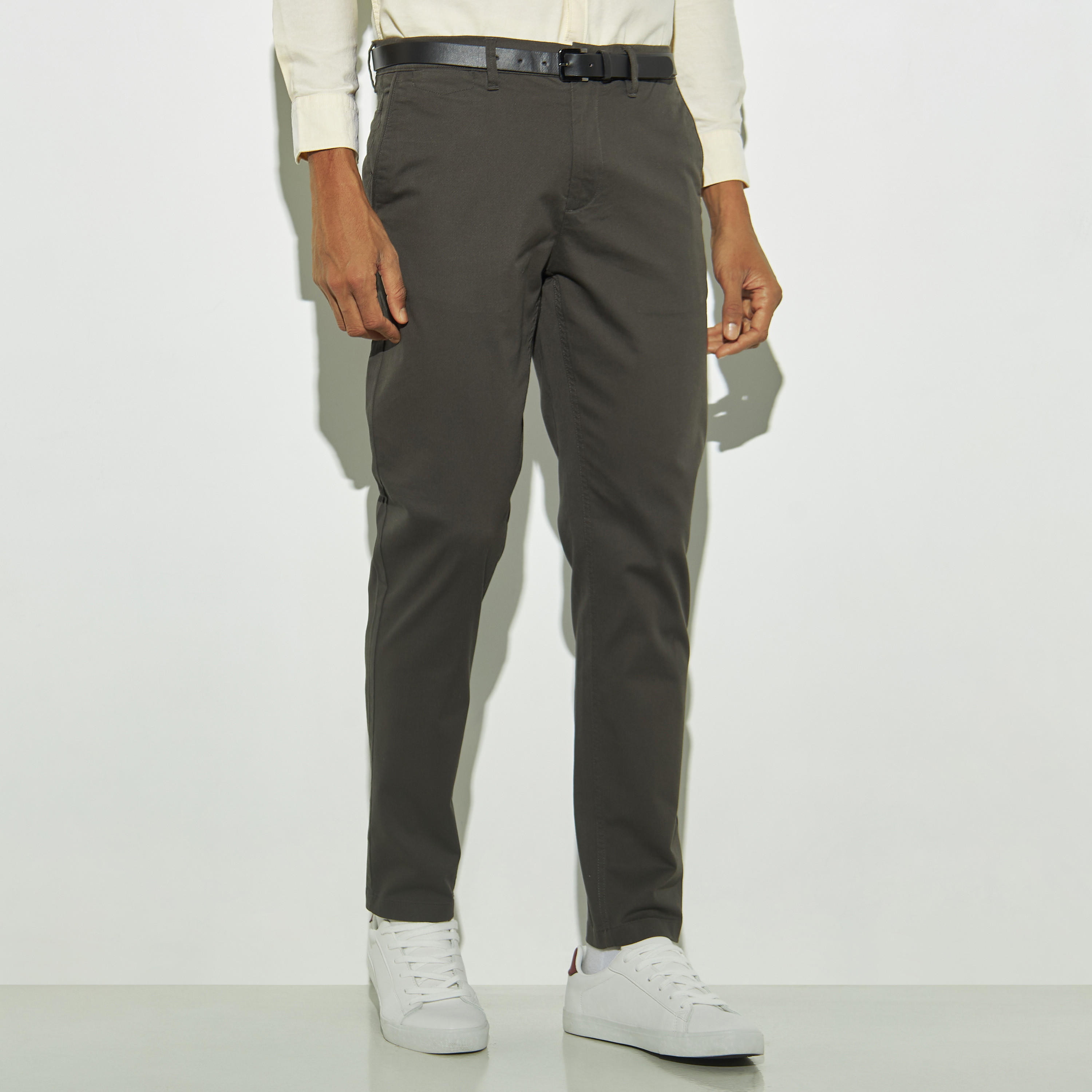 بنطلون شينو بقصة عادية وجيوب وحزام-men-clothing-bottoms-trousersandchinos-chinos-image-1