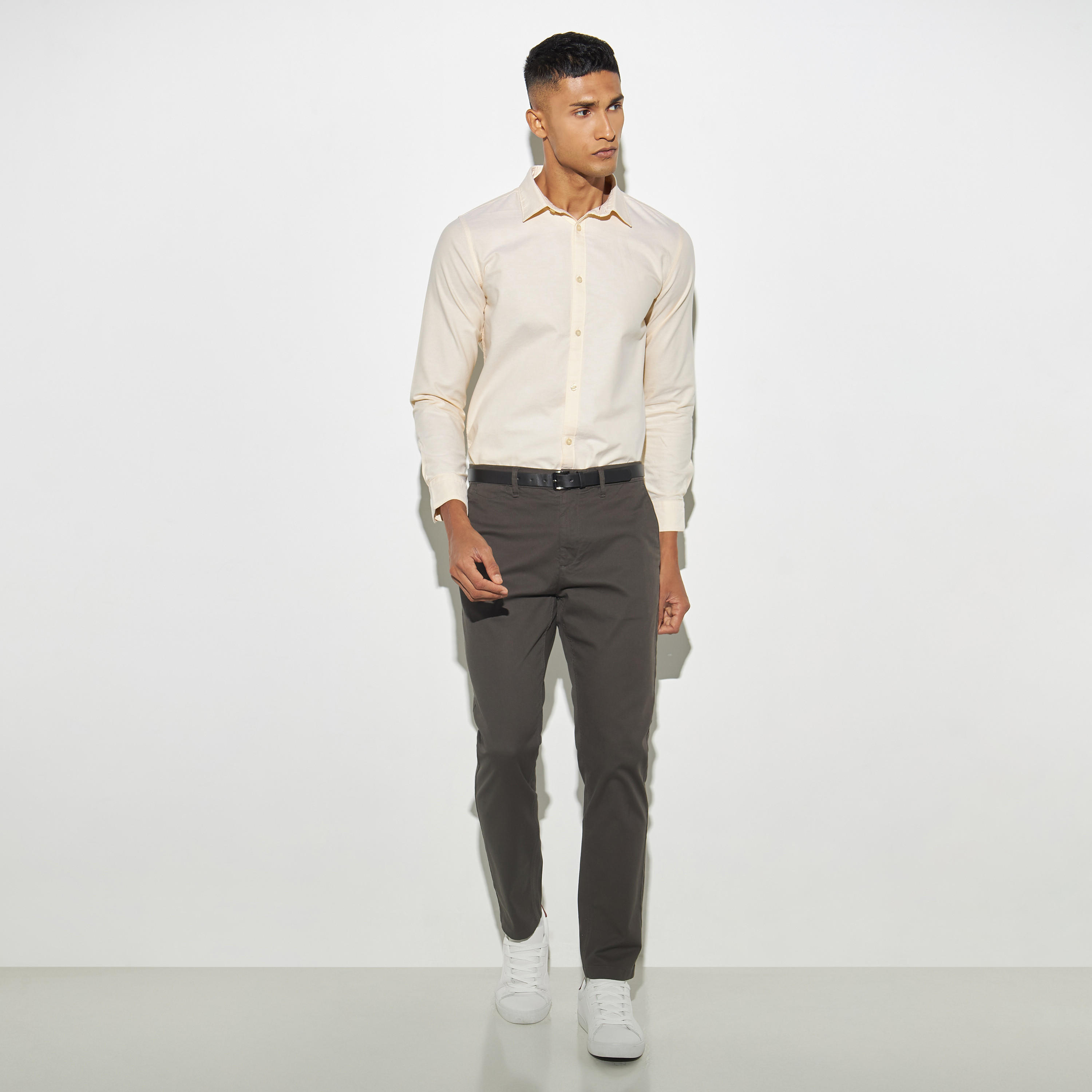 بنطلون شينو بقصة عادية وجيوب وحزام-men-clothing-bottoms-trousersandchinos-chinos-image-2