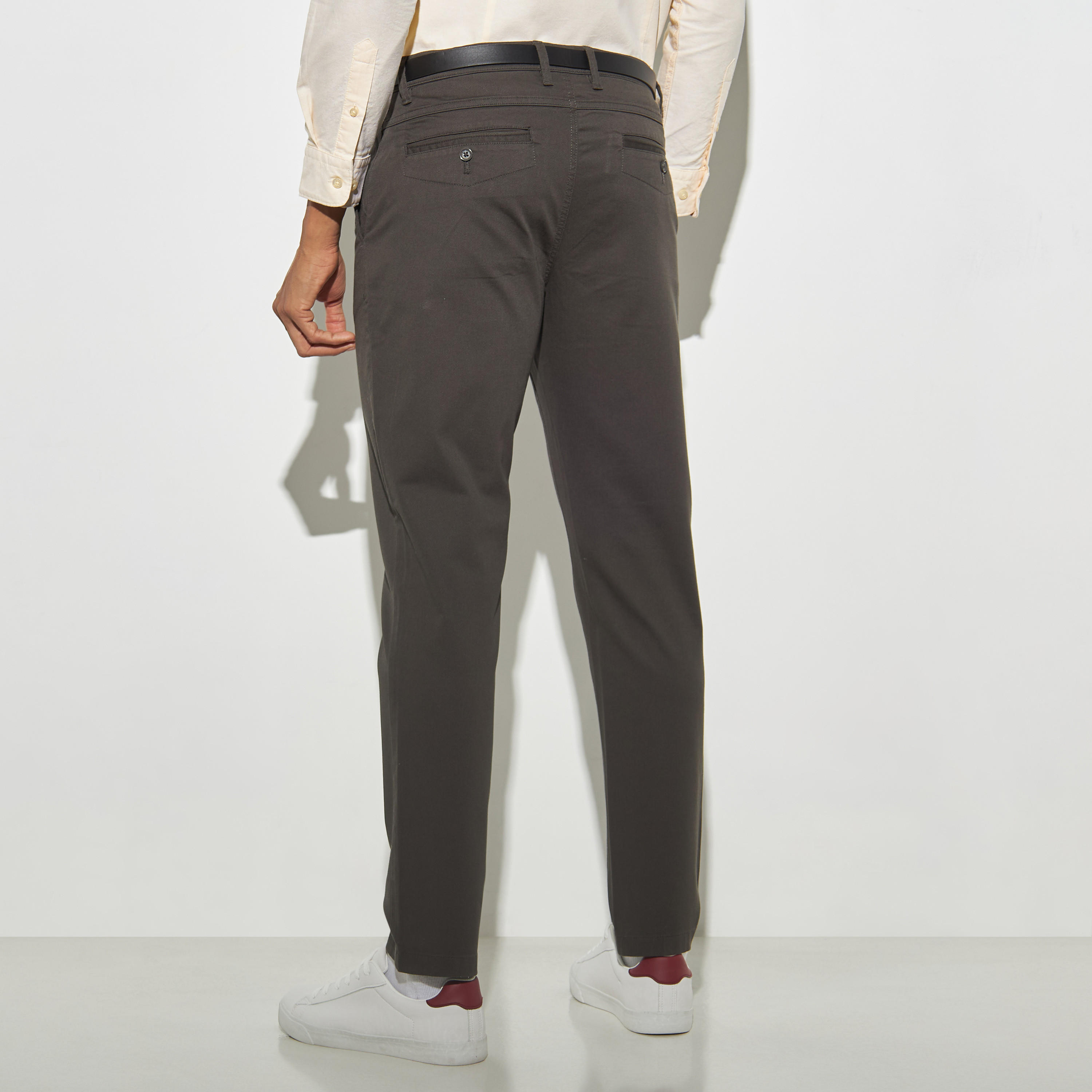 بنطلون شينو بقصة عادية وجيوب وحزام-men-clothing-bottoms-trousersandchinos-chinos-image-3