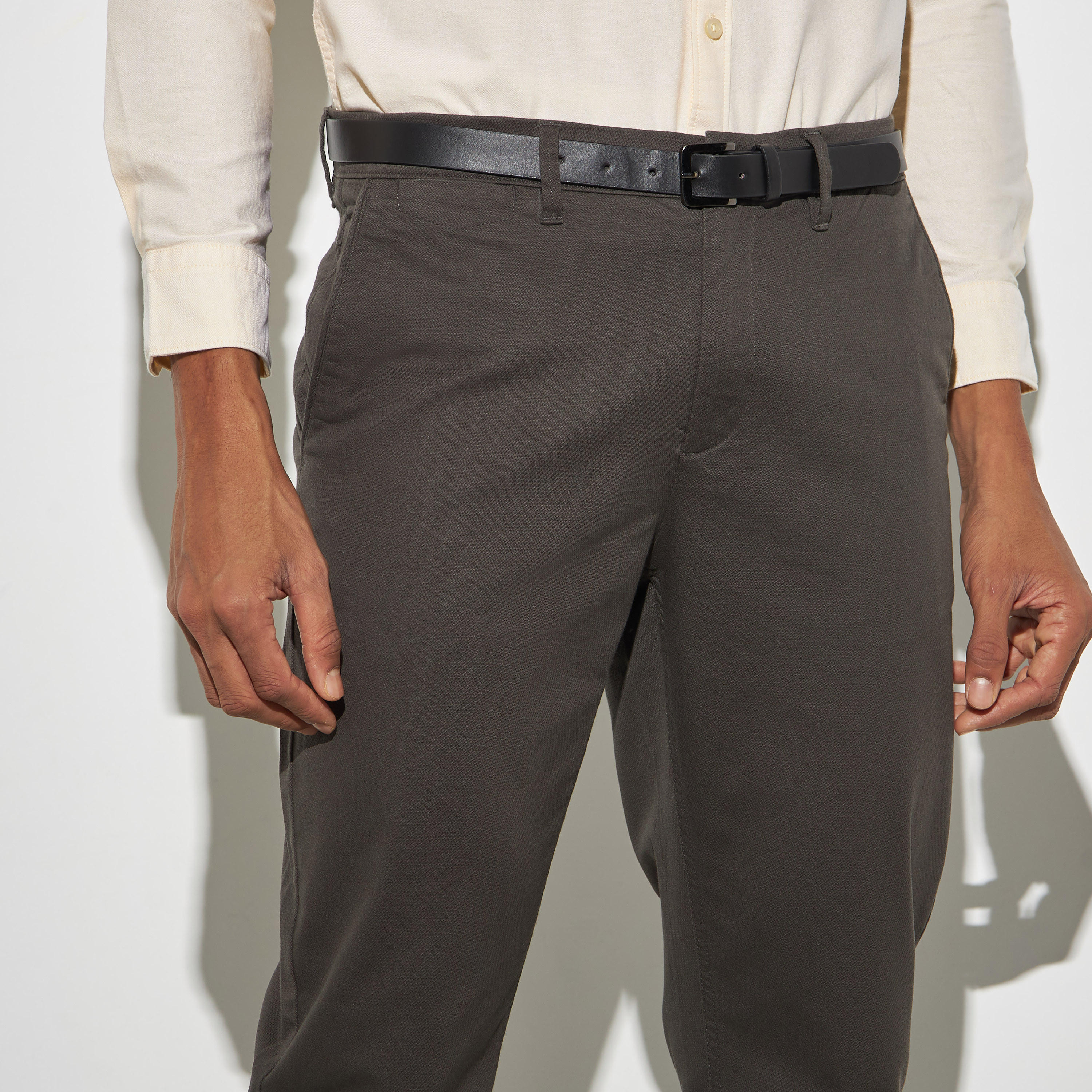 بنطلون شينو بقصة عادية وجيوب وحزام-men-clothing-bottoms-trousersandchinos-chinos-image-4