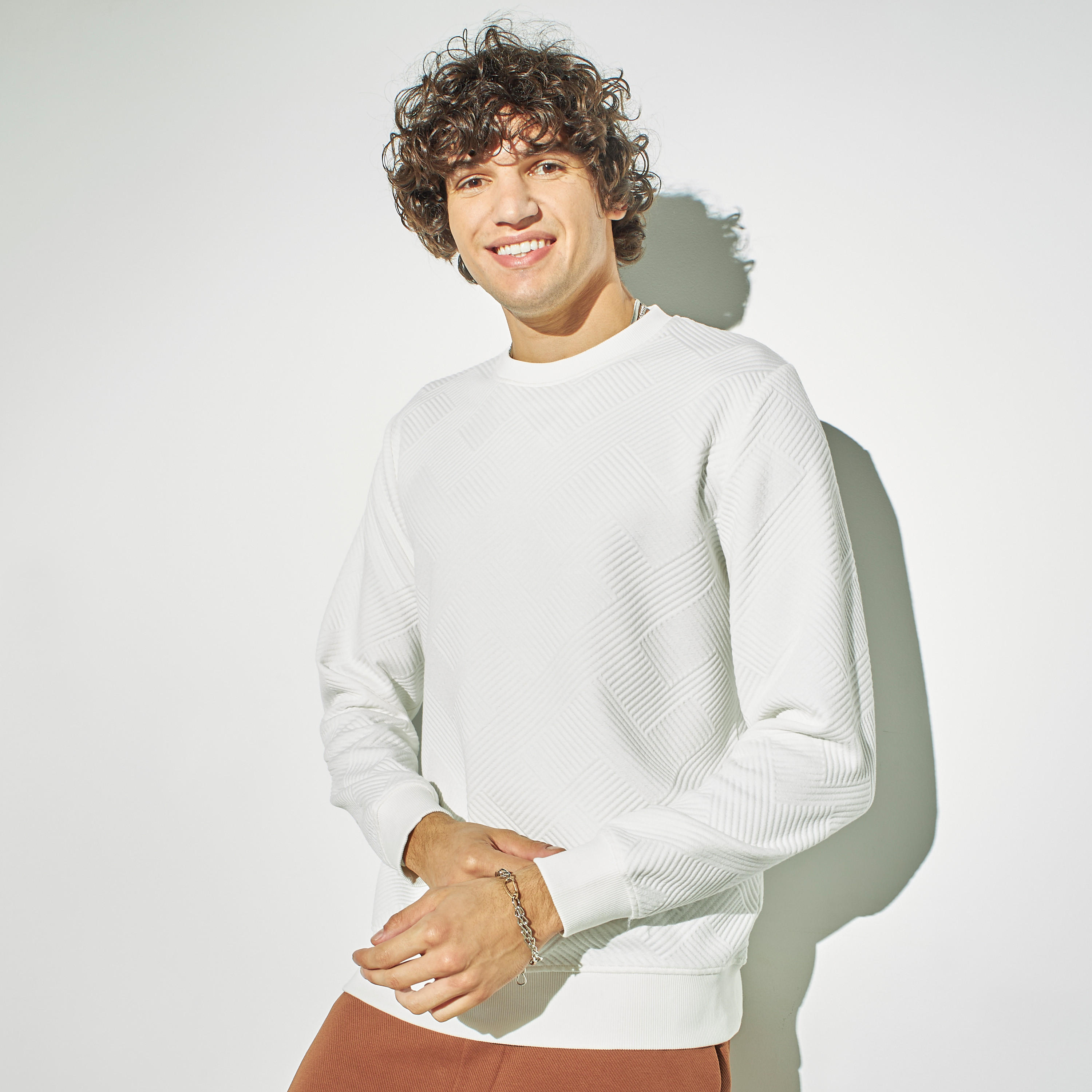 سويت شيرت بارز الملمس بياقة ضيّقة وأكمام طويلة-men-winterwear-hoodiesandsweatshirts-image-1