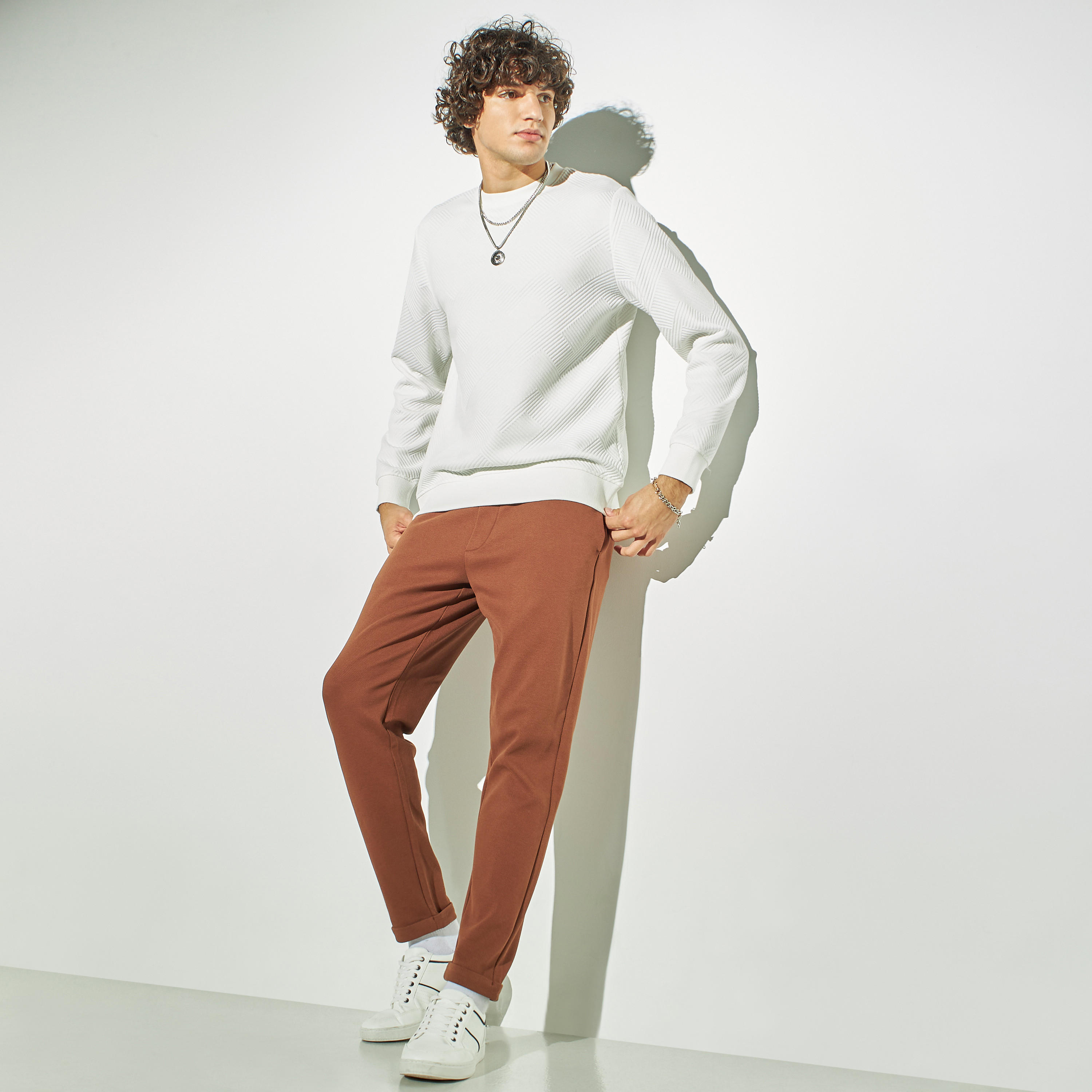 سويت شيرت بارز الملمس بياقة ضيّقة وأكمام طويلة-men-winterwear-hoodiesandsweatshirts-image-2