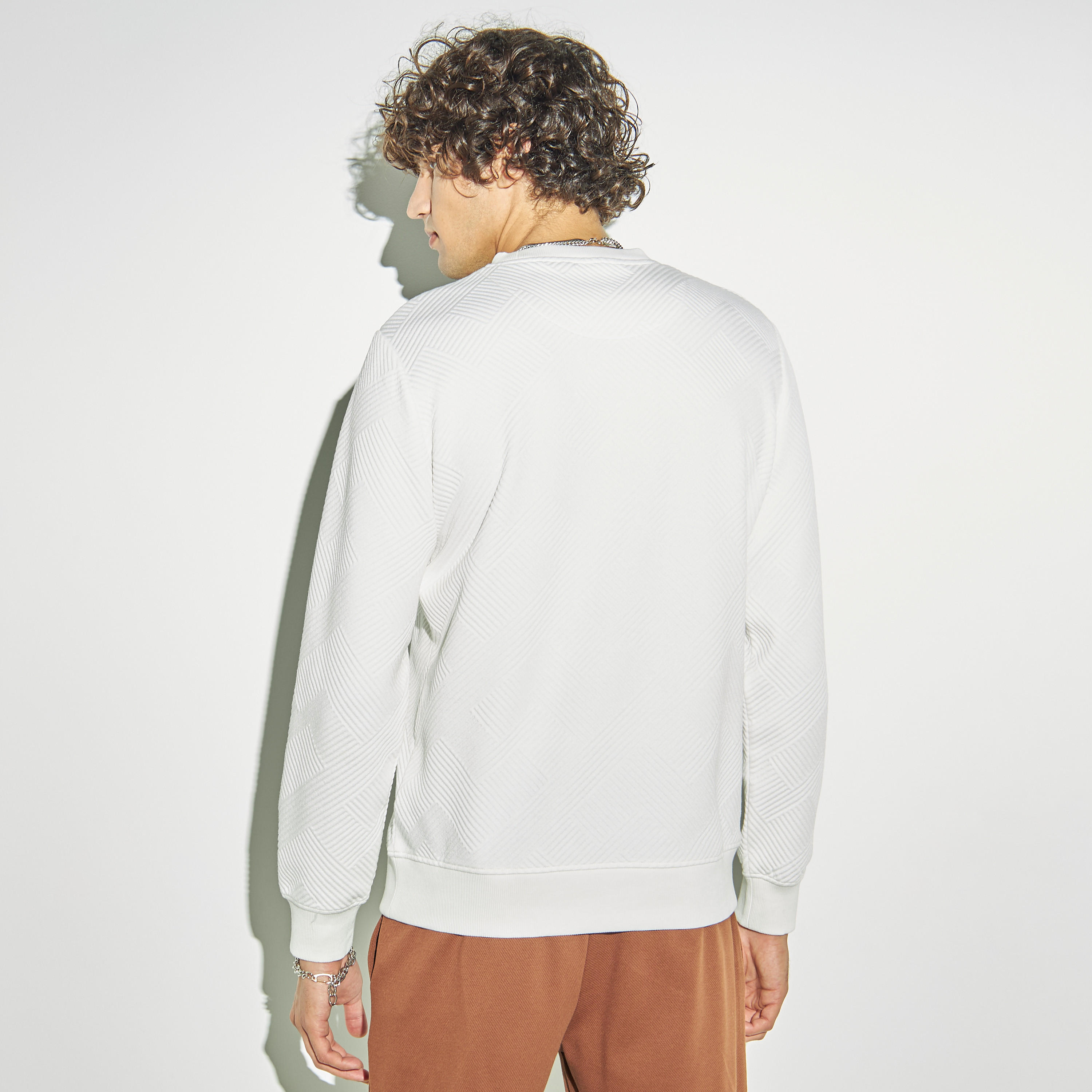 سويت شيرت بارز الملمس بياقة ضيّقة وأكمام طويلة-men-winterwear-hoodiesandsweatshirts-image-3