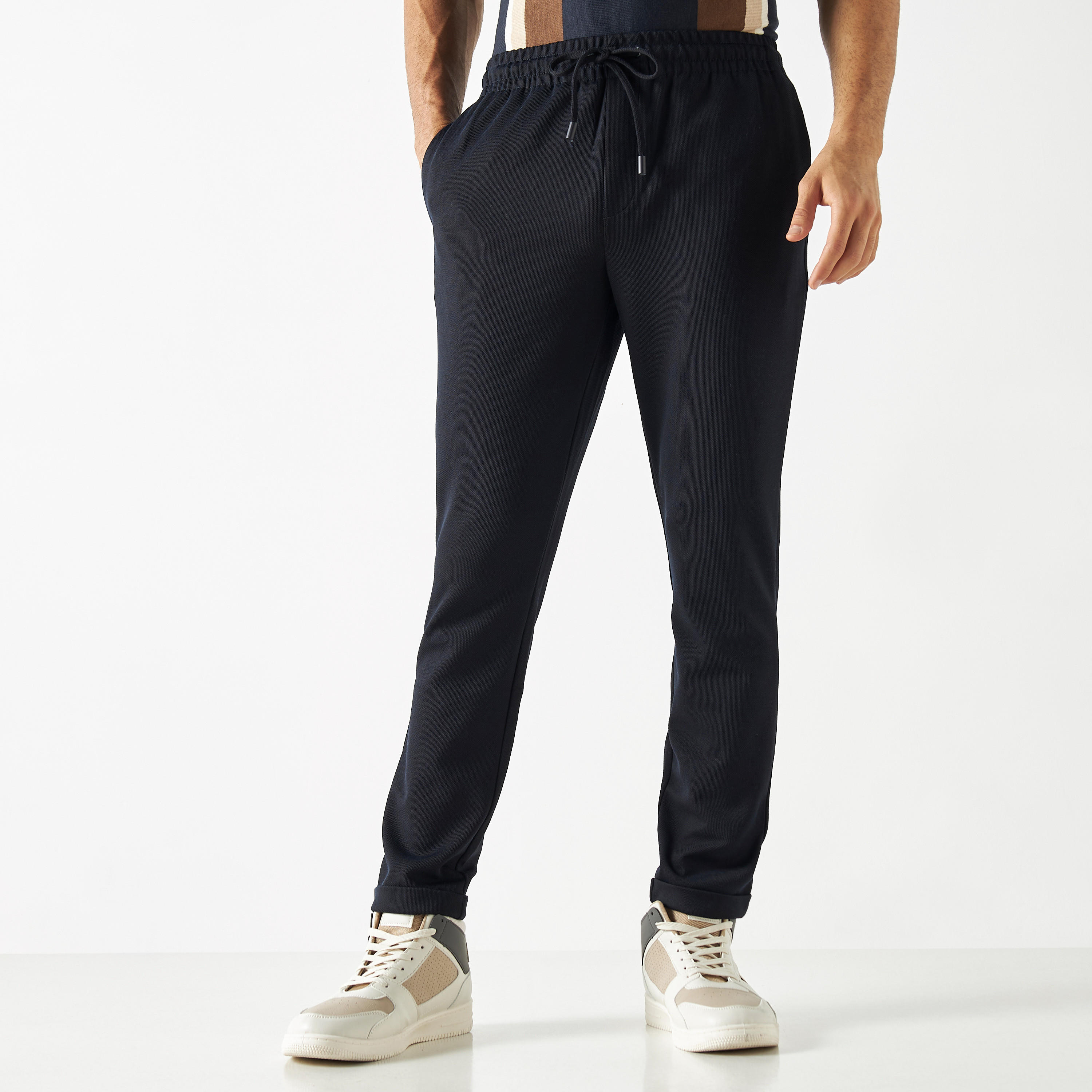 شورت بيكيه سادة بجيوب ورباط إغلاق-men-clothing-bottoms-joggers-image-4