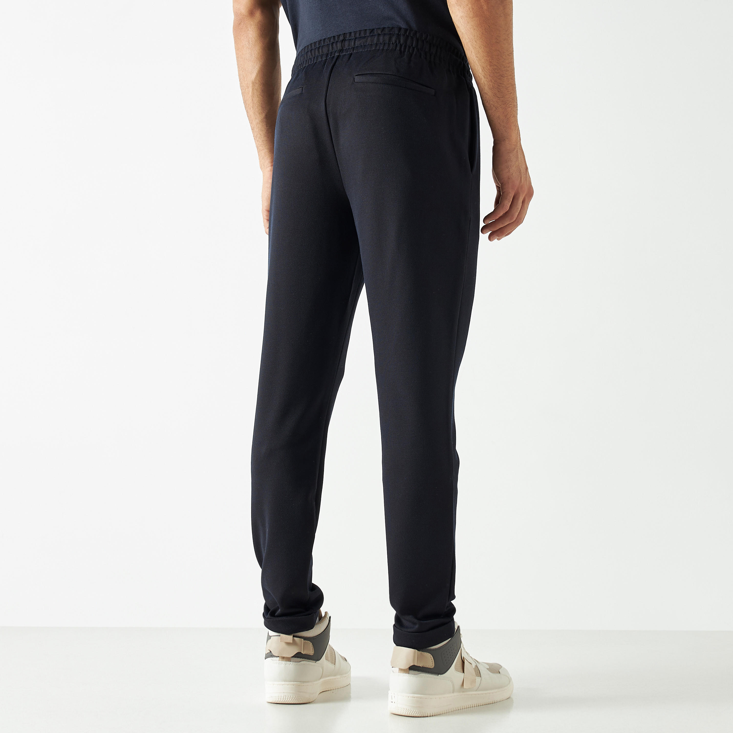 شورت بيكيه سادة بجيوب ورباط إغلاق-men-clothing-bottoms-joggers-image-2