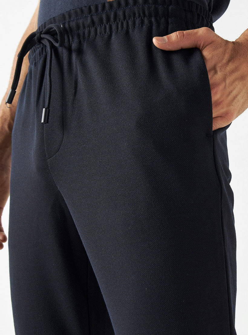 شورت بيكيه سادة بجيوب ورباط إغلاق-men-clothing-bottoms-joggers-image-1