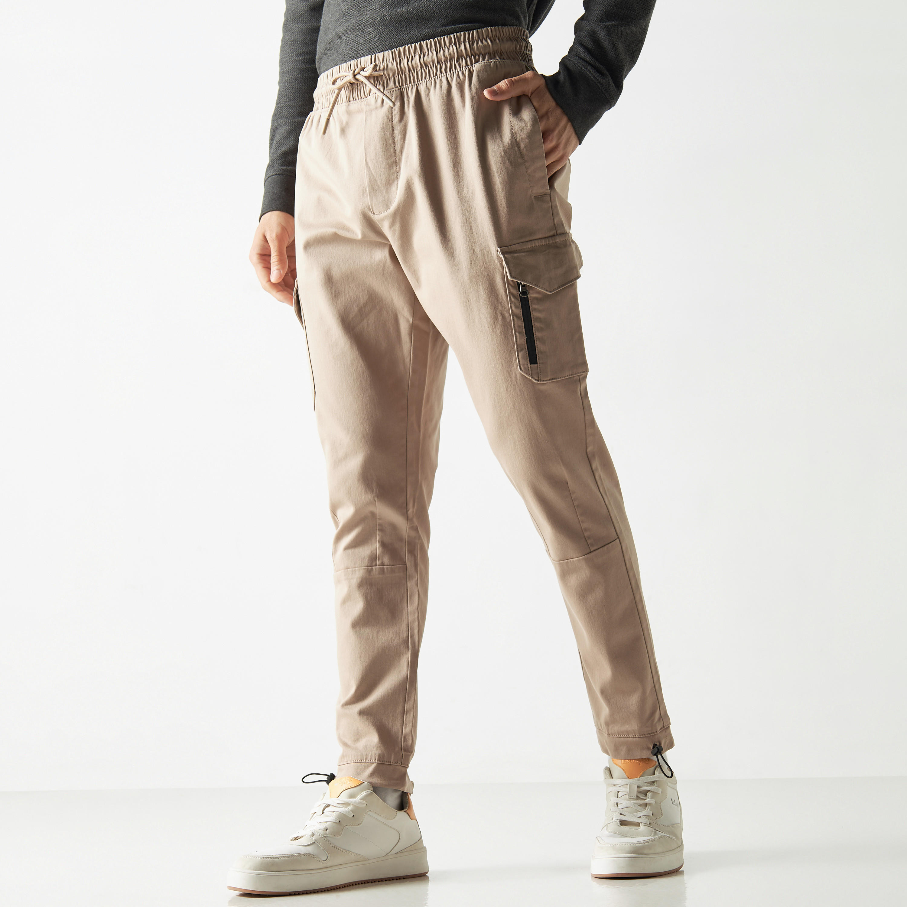 بنطلون رياضي كارجو سادة بقصة مريحة ورباط إغلاق وجيوب-men-clothing-bottoms-trousersandchinos-trousers-image-5