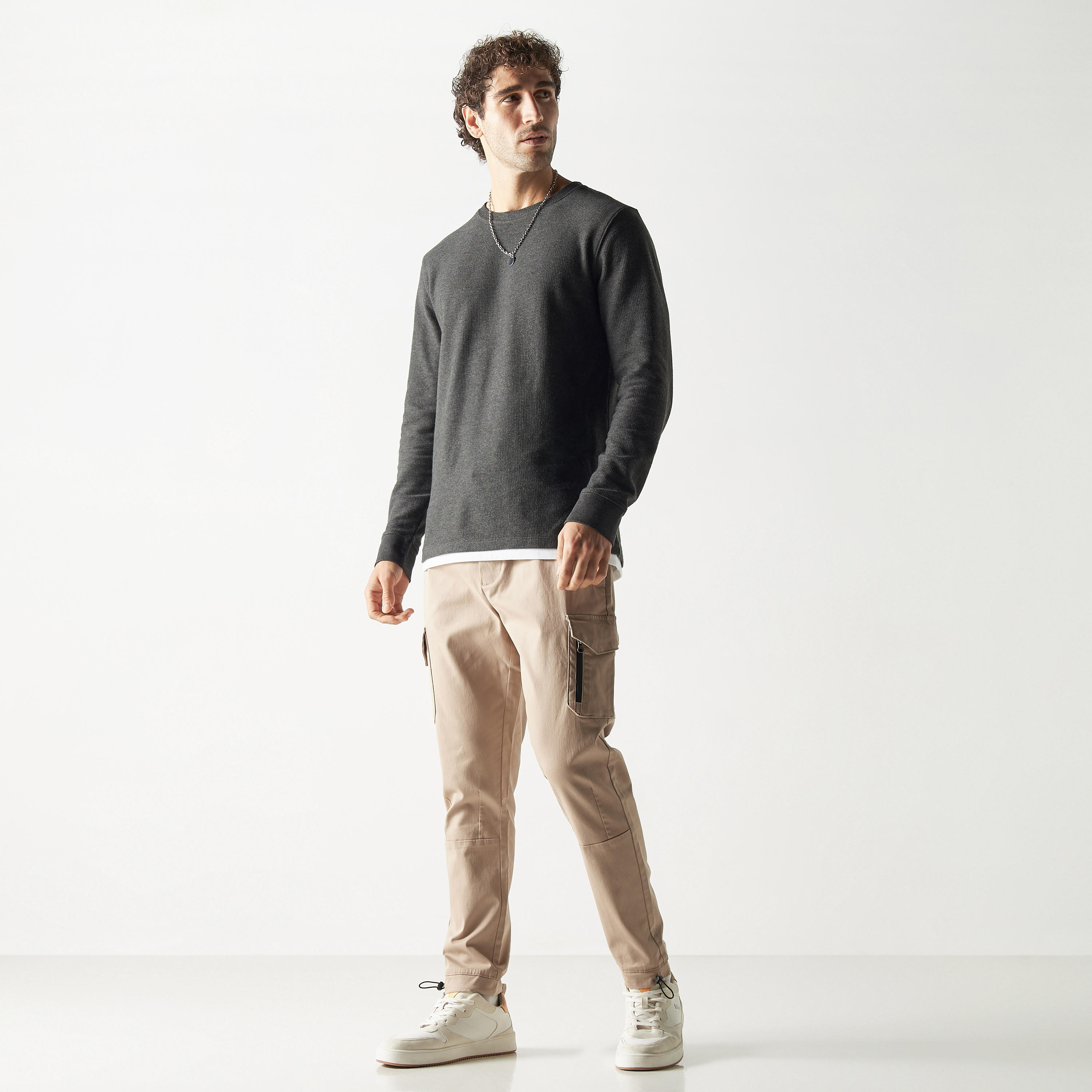 بنطلون رياضي كارجو سادة بقصة مريحة ورباط إغلاق وجيوب-men-clothing-bottoms-trousersandchinos-trousers-image-4