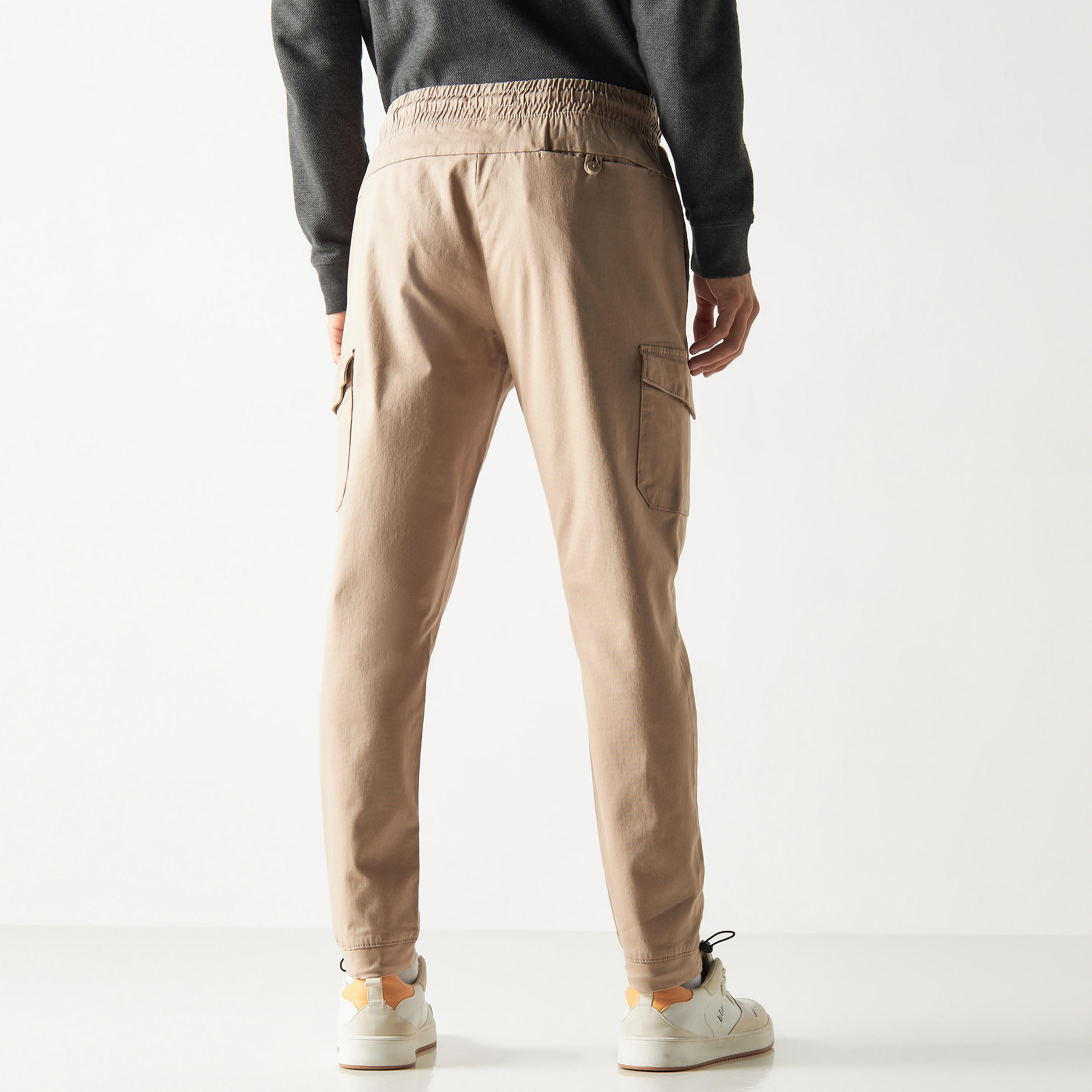 بنطلون رياضي كارجو سادة بقصة مريحة ورباط إغلاق وجيوب-men-clothing-bottoms-trousersandchinos-trousers-image-3