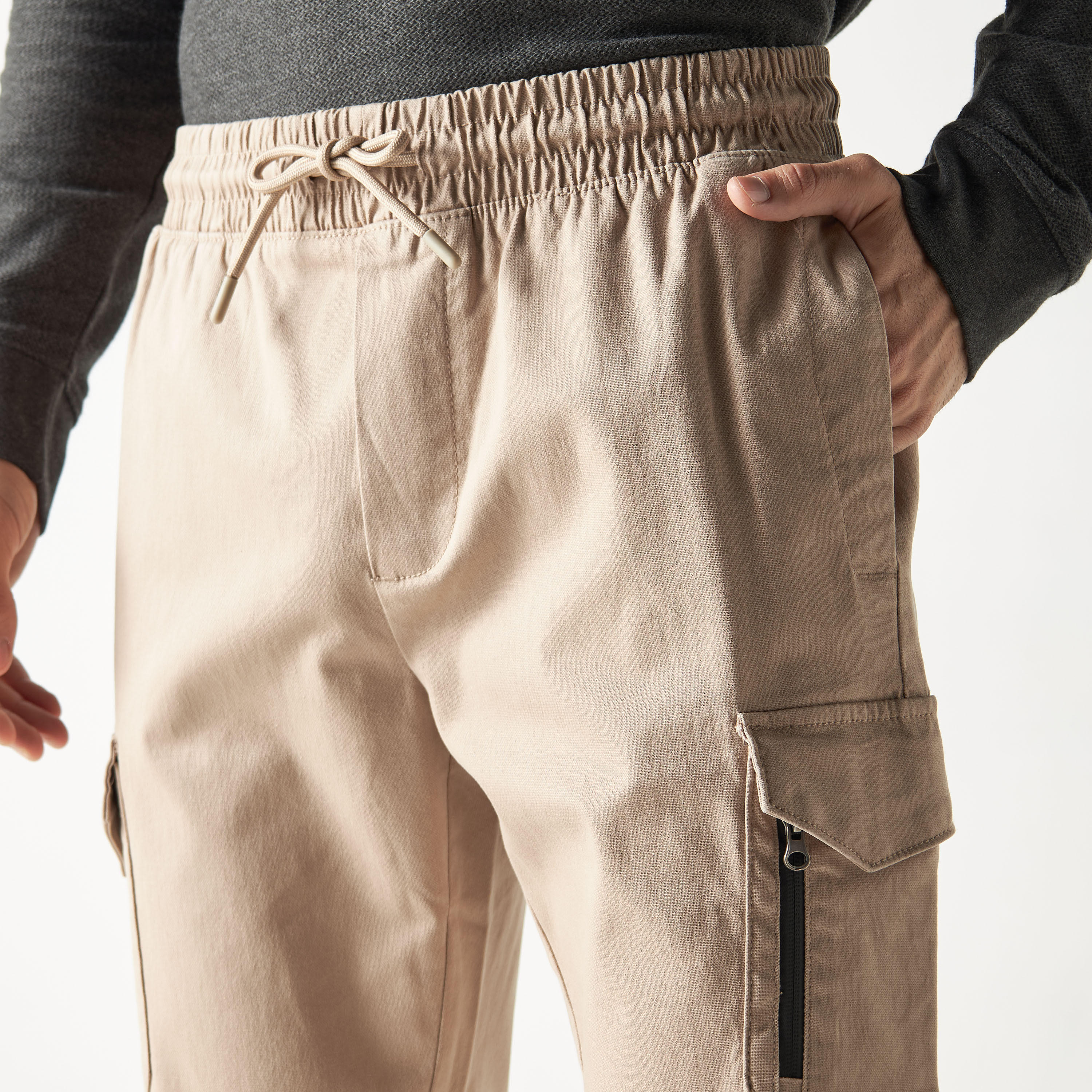 بنطلون رياضي كارجو سادة بقصة مريحة ورباط إغلاق وجيوب-men-clothing-bottoms-trousersandchinos-trousers-image-2