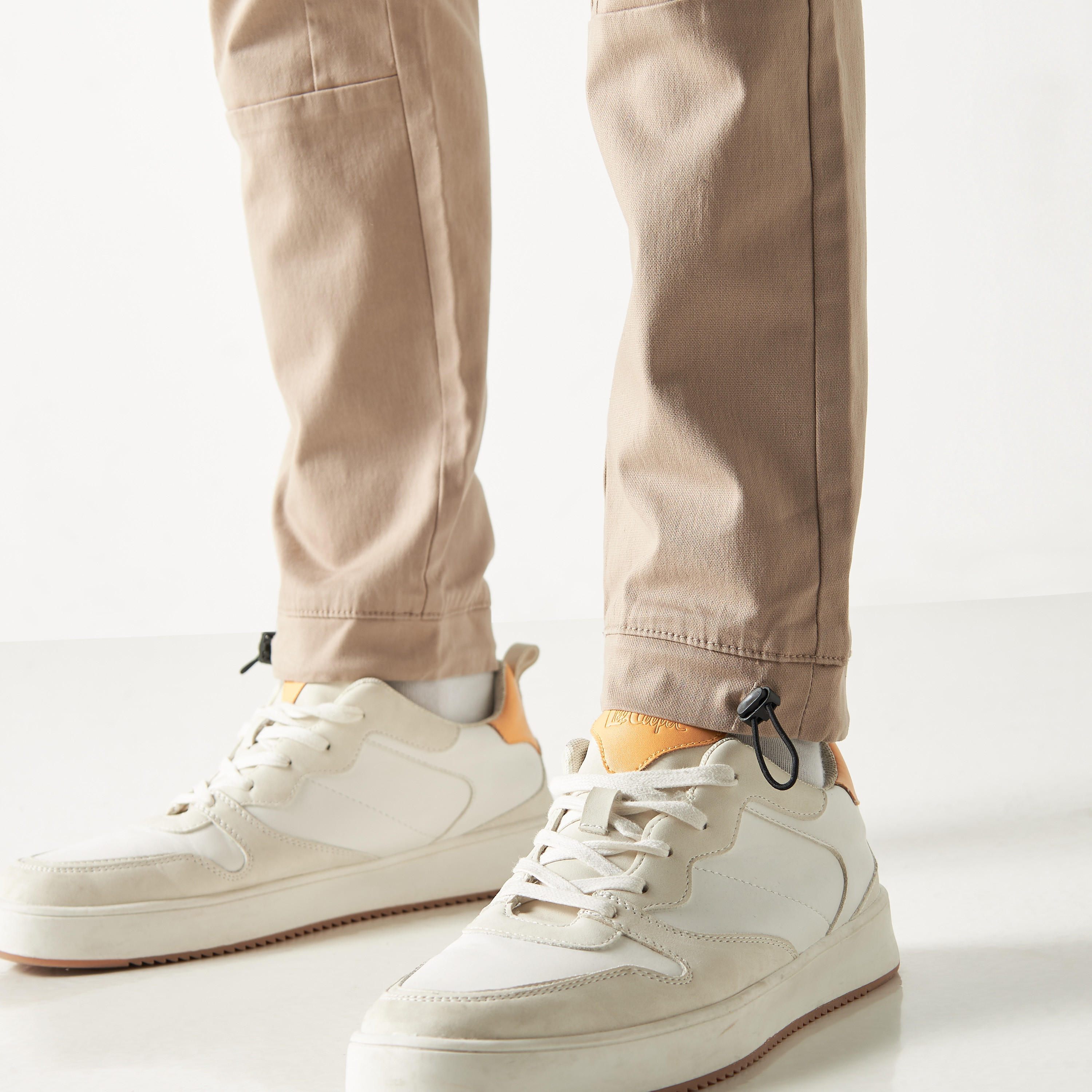 بنطلون رياضي كارجو سادة بقصة مريحة ورباط إغلاق وجيوب-men-clothing-bottoms-trousersandchinos-trousers-image-1