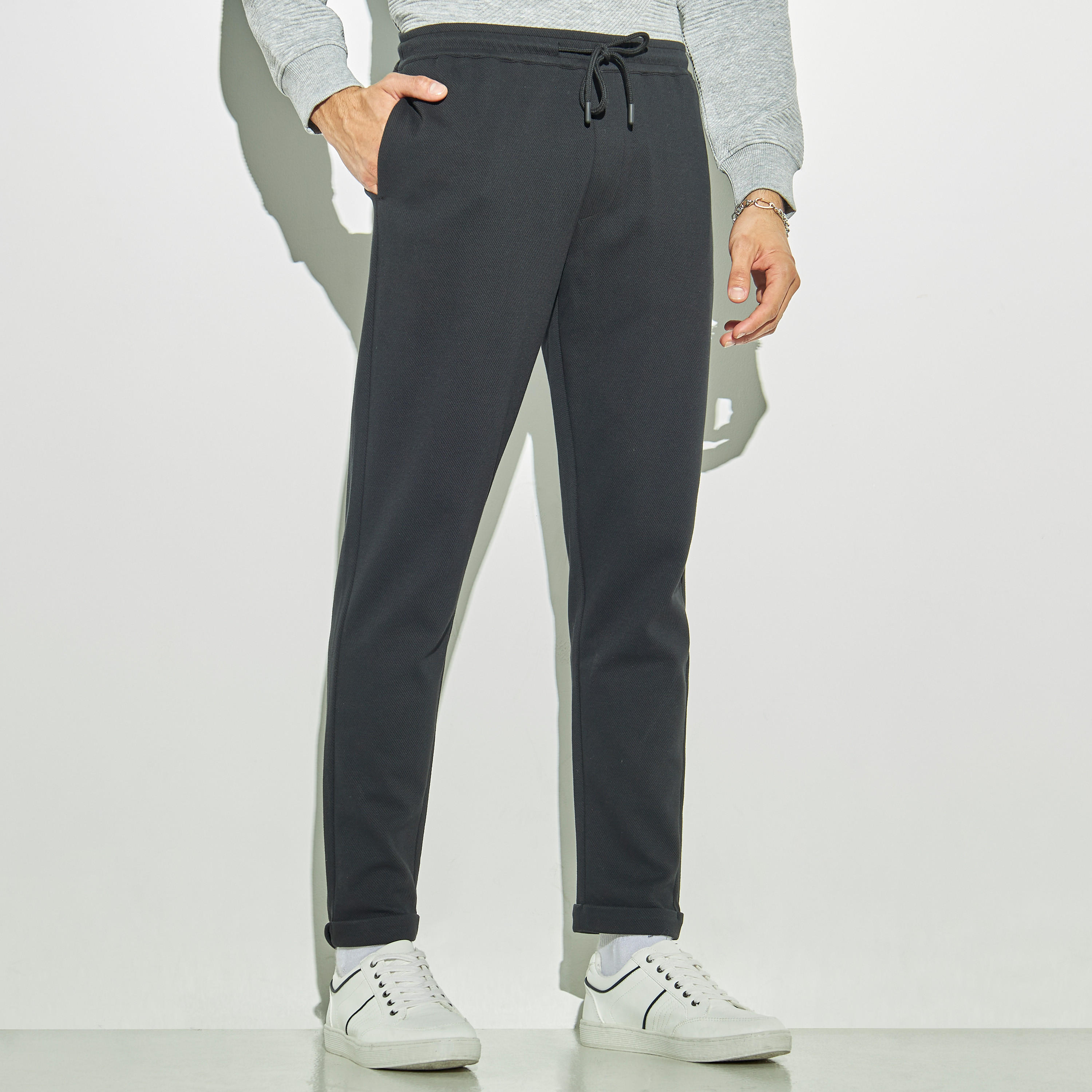 بنطلون بارز الملمس بجيوب ورباط إغلاق من آيكونيك-men-clothing-bottoms-trousersandchinos-trousers-image-4