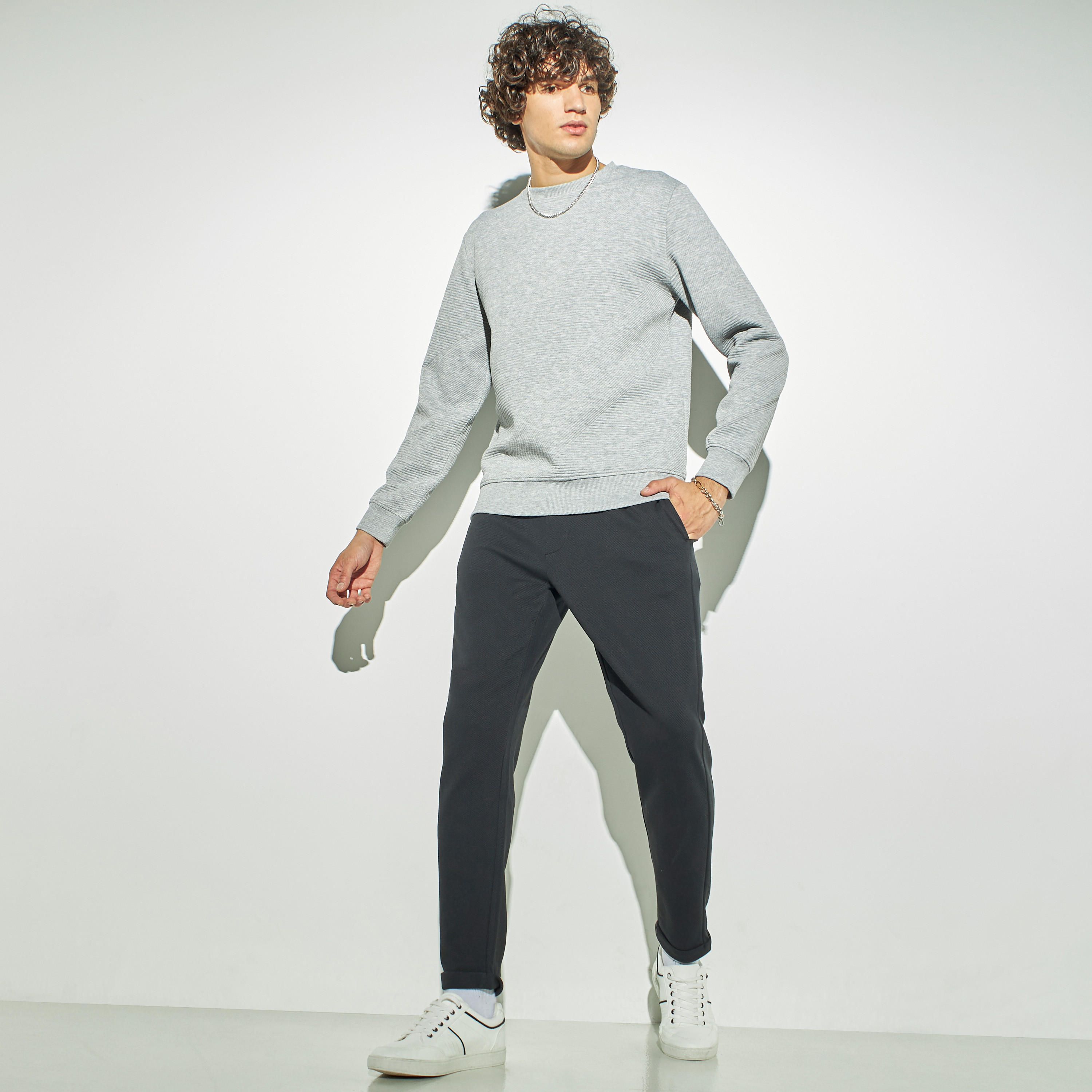 بنطلون بارز الملمس بجيوب ورباط إغلاق من آيكونيك-men-clothing-bottoms-trousersandchinos-trousers-image-3