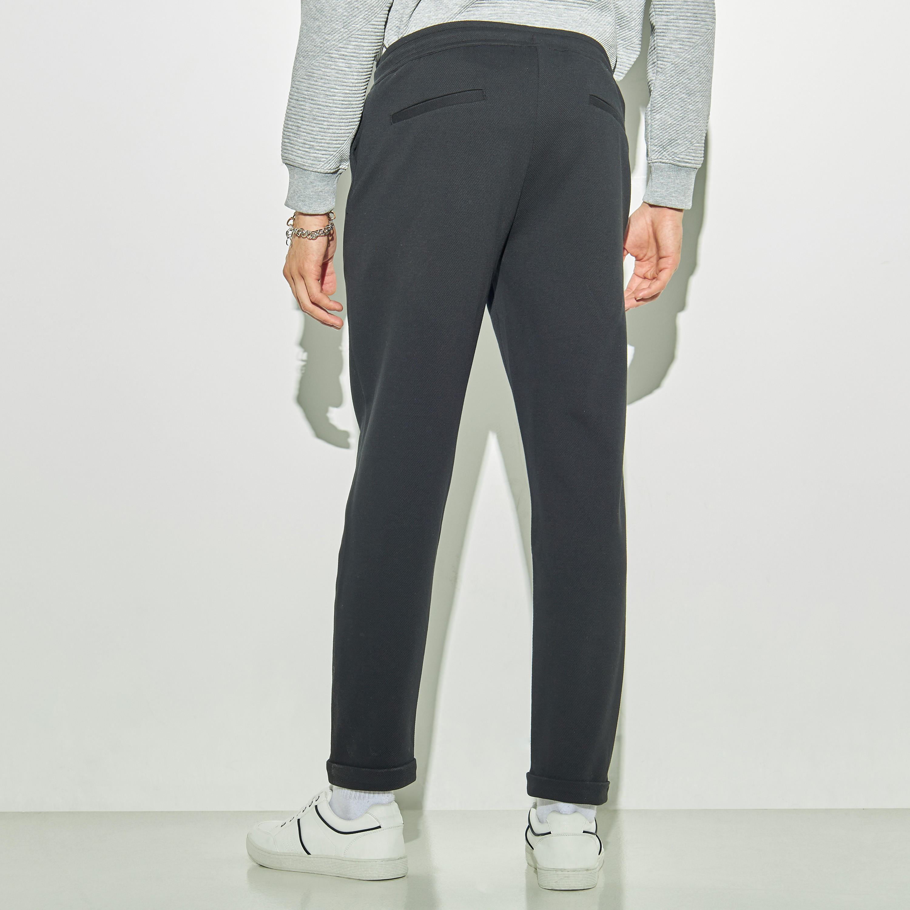 بنطلون بارز الملمس بجيوب ورباط إغلاق من آيكونيك-men-clothing-bottoms-trousersandchinos-trousers-image-2