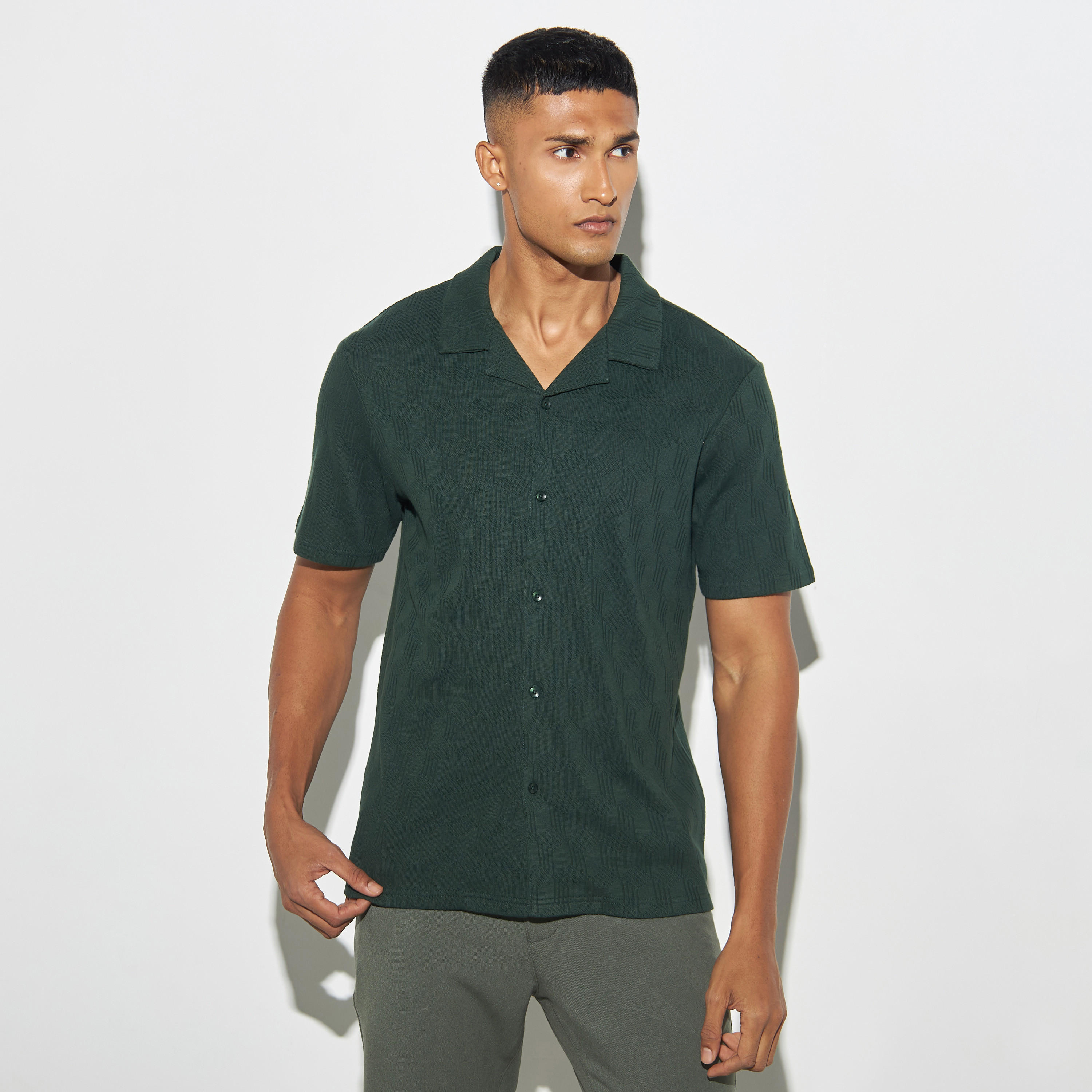 قميص بارز الملمس بياقة كامب وأكمام قصيرة من آيكونيك-men-clothing-shirts-image-1