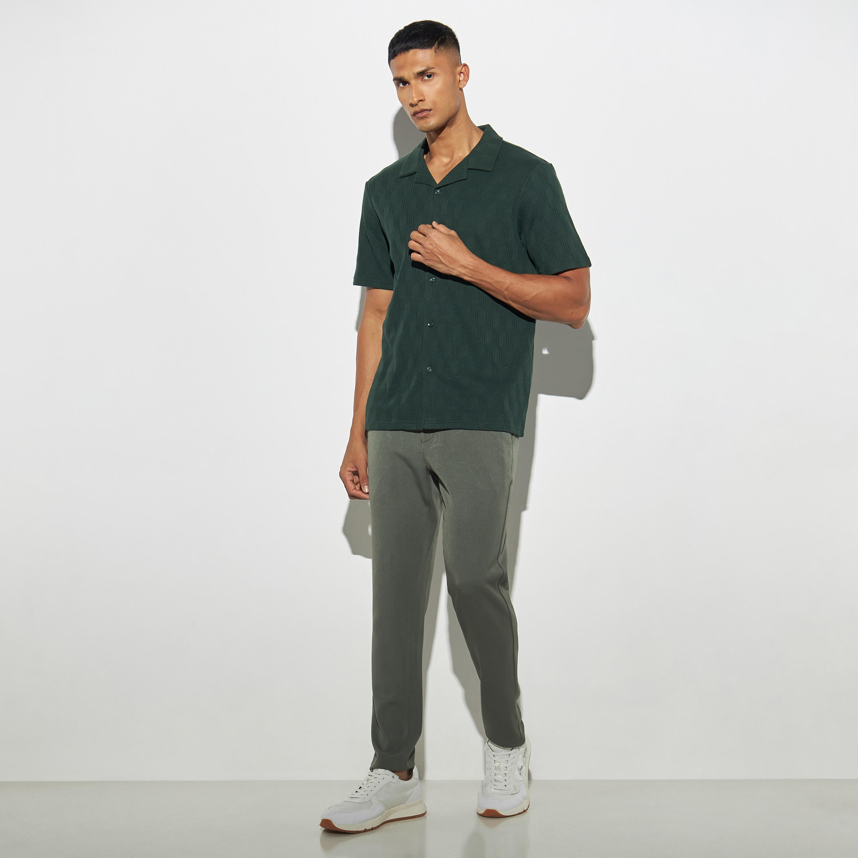 قميص بارز الملمس بياقة كامب وأكمام قصيرة من آيكونيك-men-clothing-shirts-image-2
