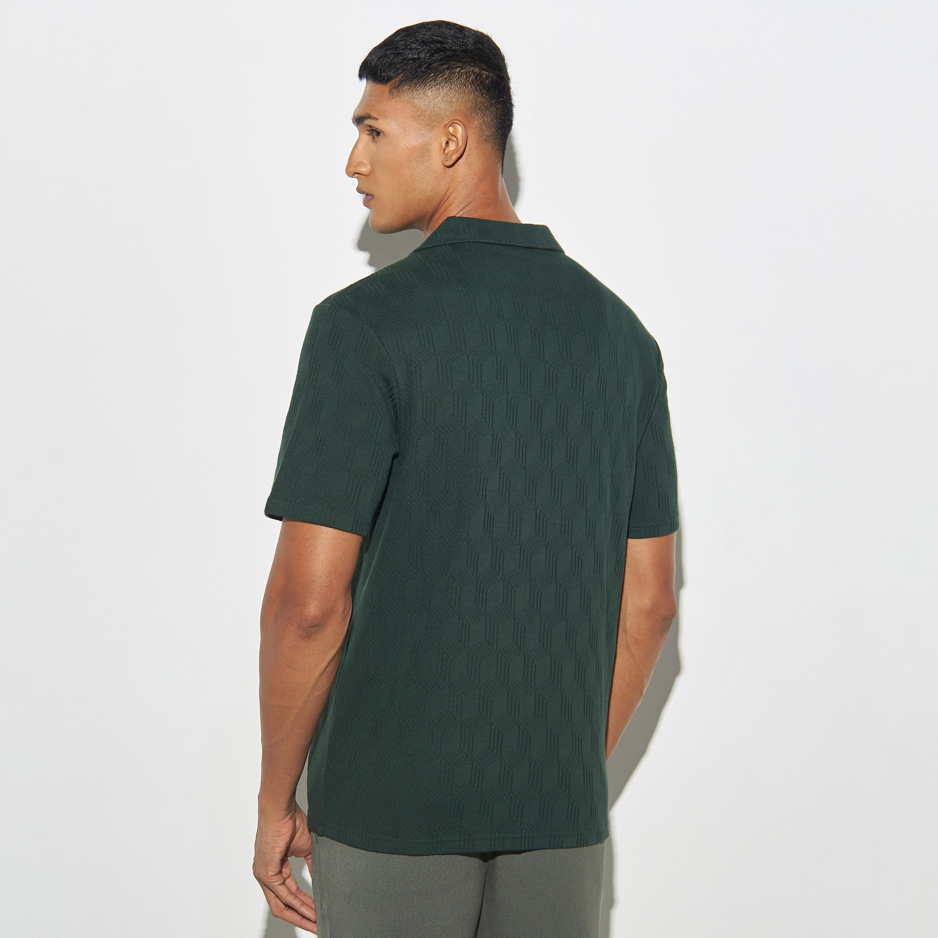 قميص بارز الملمس بياقة كامب وأكمام قصيرة من آيكونيك-men-clothing-shirts-image-3