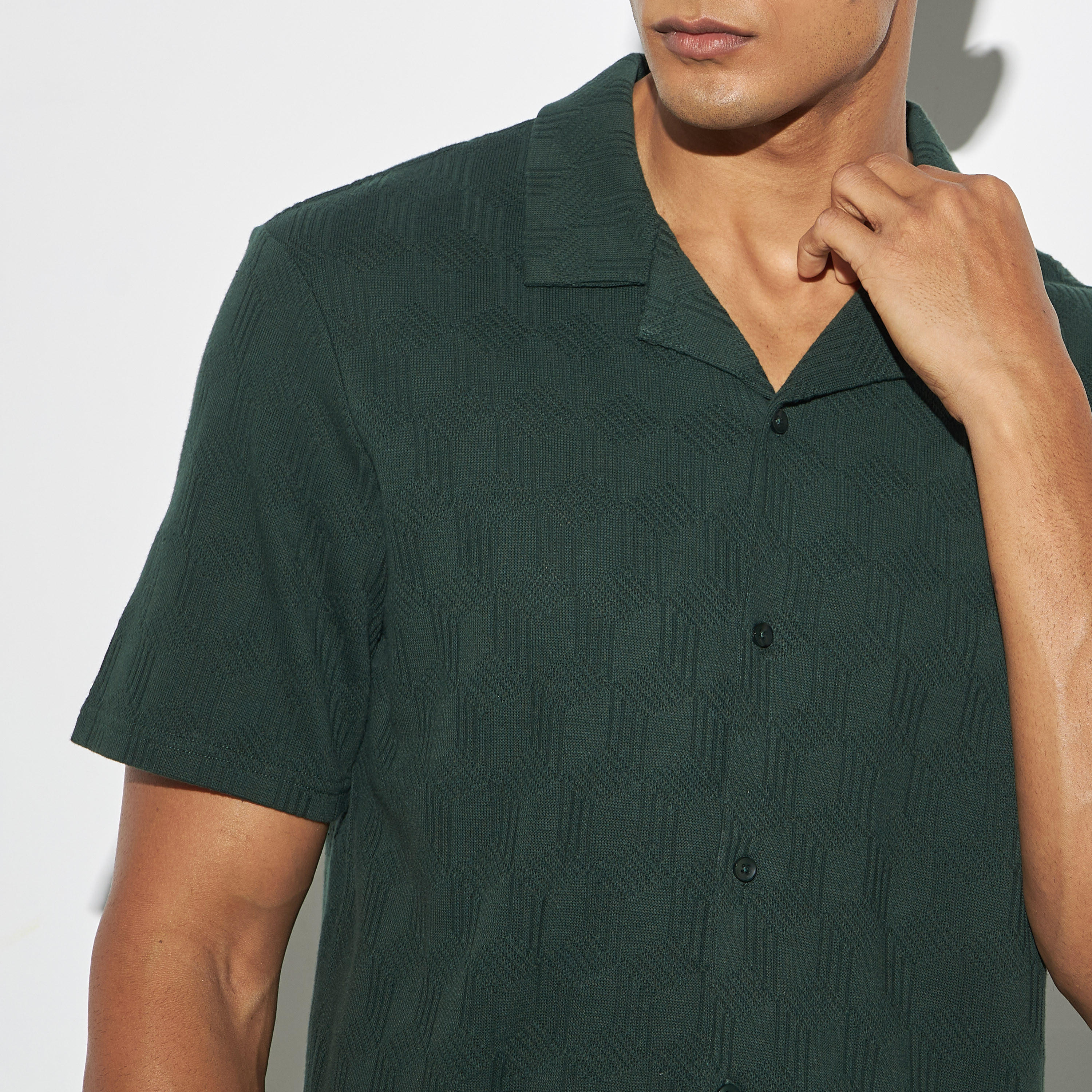 قميص بارز الملمس بياقة كامب وأكمام قصيرة من آيكونيك-men-clothing-shirts-image-4