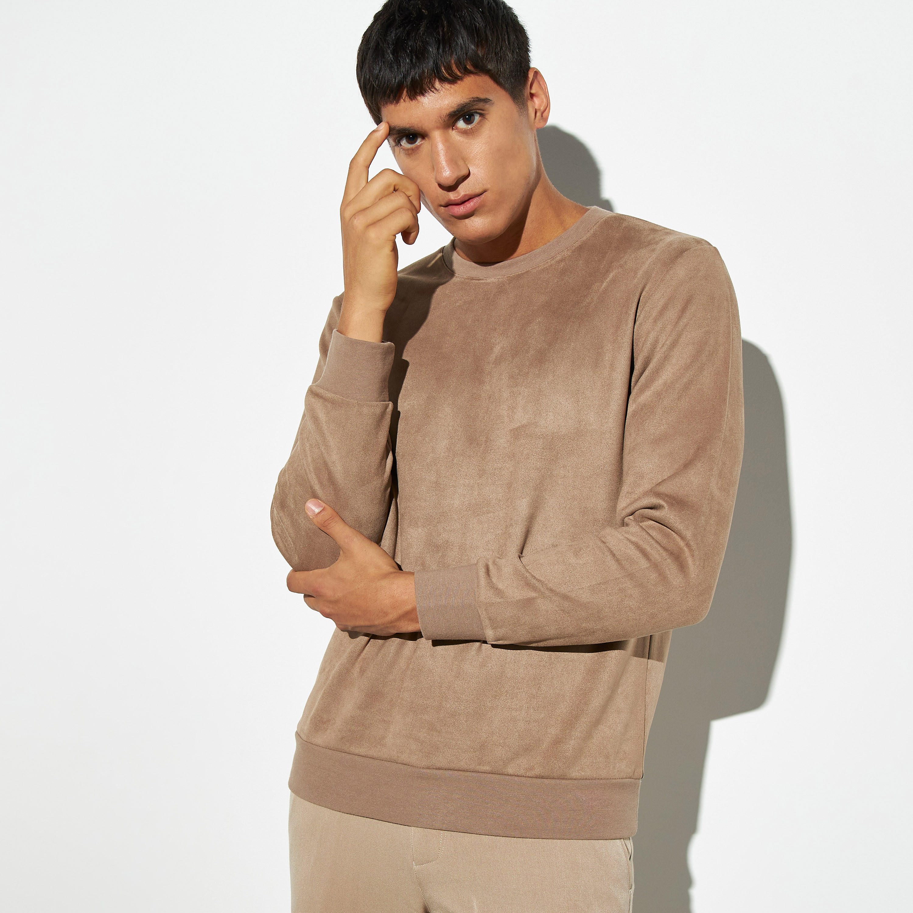سويت شيرت سويدي بابلو سادة بياقة ضيقة وأكمام طويلة من آيكونيك-men-winterwear-hoodiesandsweatshirts-image-1