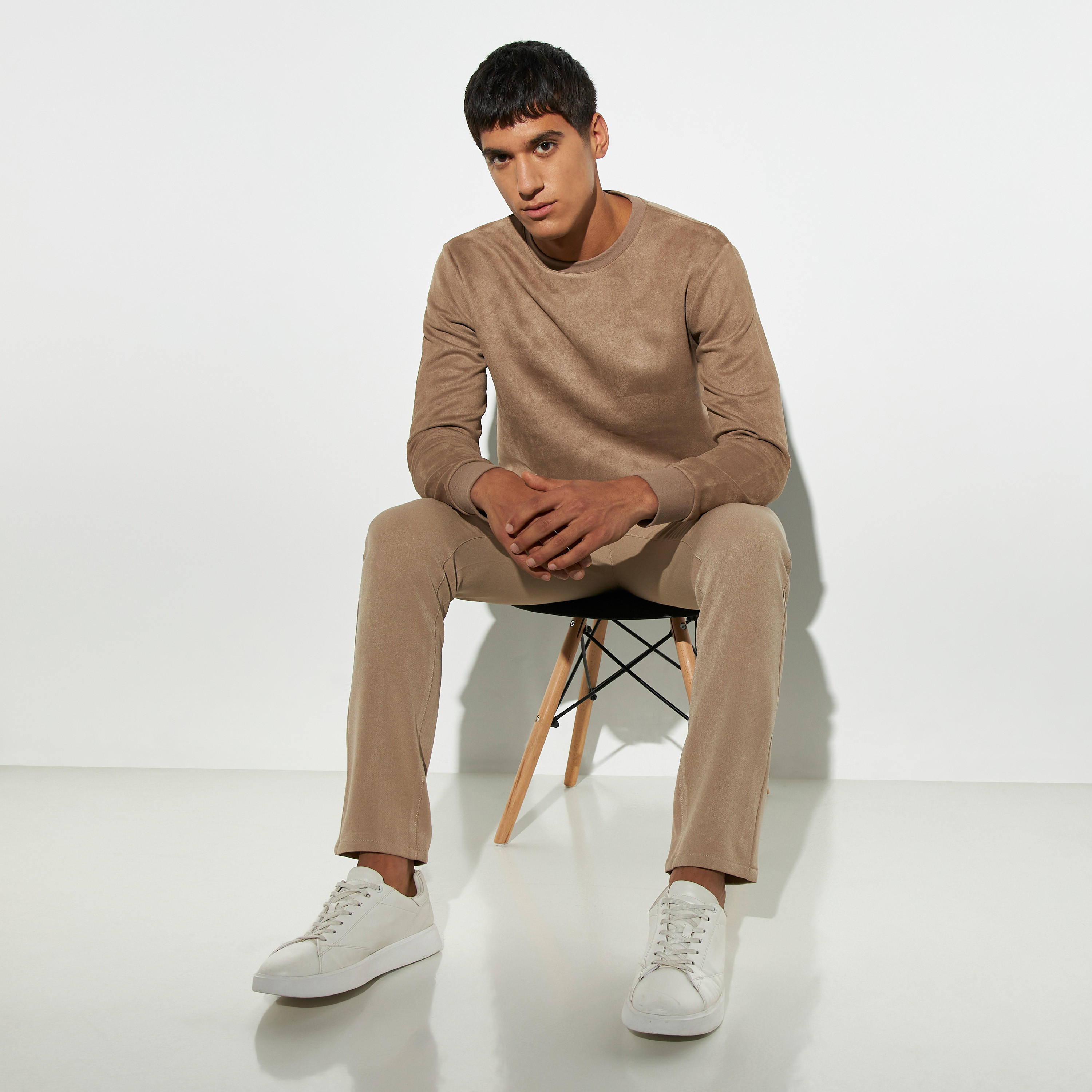 سويت شيرت سويدي بابلو سادة بياقة ضيقة وأكمام طويلة من آيكونيك-men-winterwear-hoodiesandsweatshirts-image-2